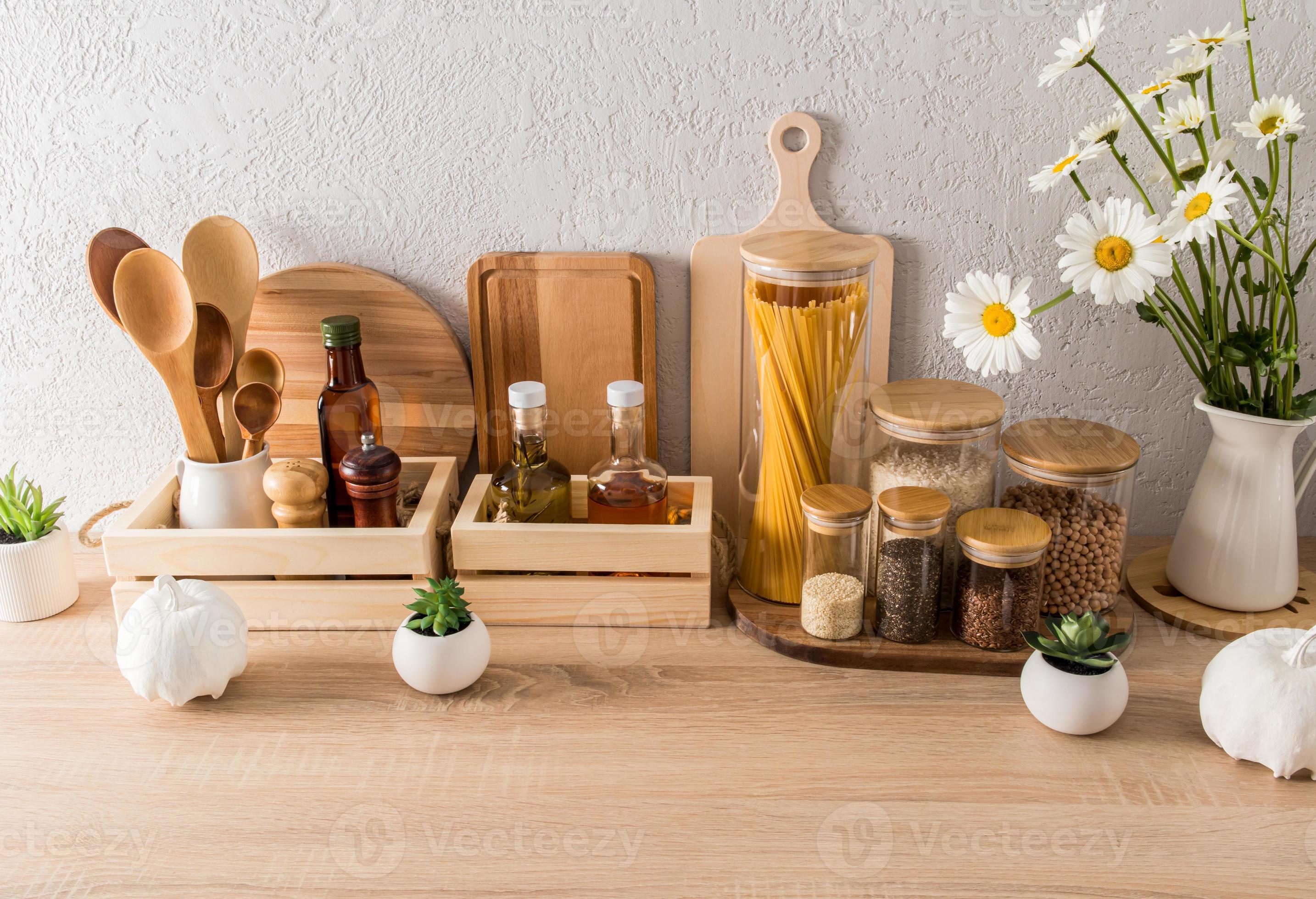 Un conjunto de utensilios de cocina modernos en una cocina respetuosa con  el medio ambiente artículos ecológicos para plantas de almacenamiento de  alimentos en la encimera de la cocina
