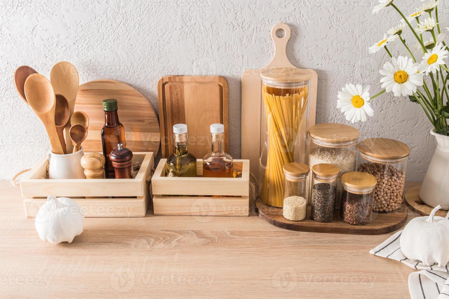 olla arrocera eléctrica sobre encimera de madera en la cocina 16391980 Foto  de stock en Vecteezy