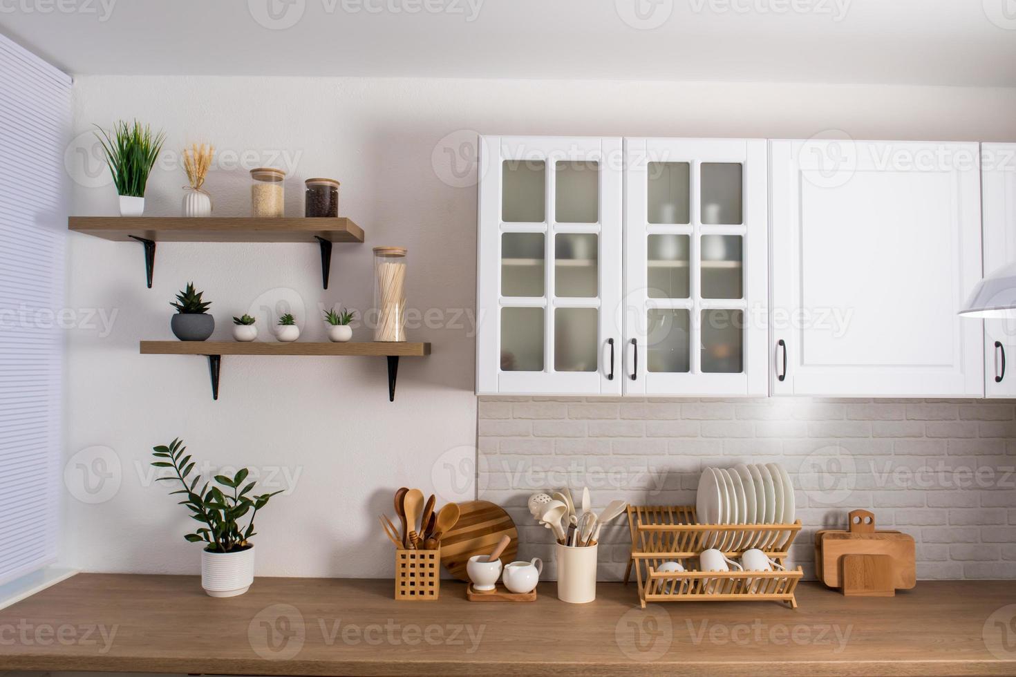 hermoso interior moderno de la cocina blanca. parte de la pared con estantes  con flores y utensilios de cocina. el concepto de minimalismo. 12877138  Foto de stock en Vecteezy