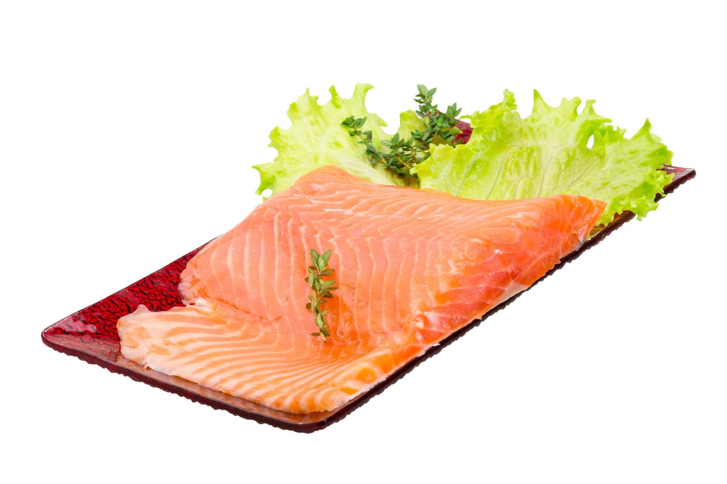 filete de salmón en el plato y fondo blanco foto