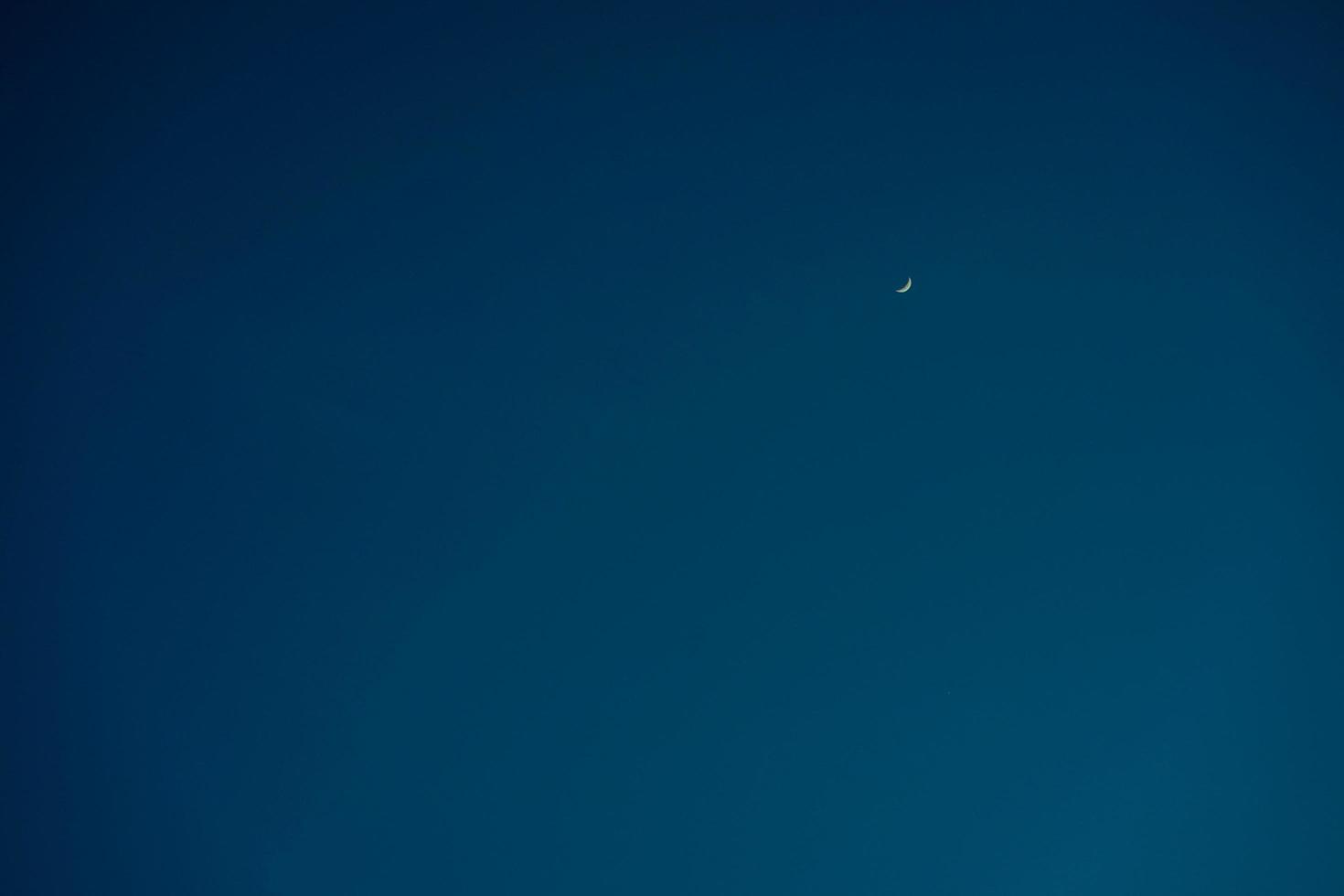 luna creciente con espacio de copia de cielo azul vacío para banner o fondo de papel tapiz foto