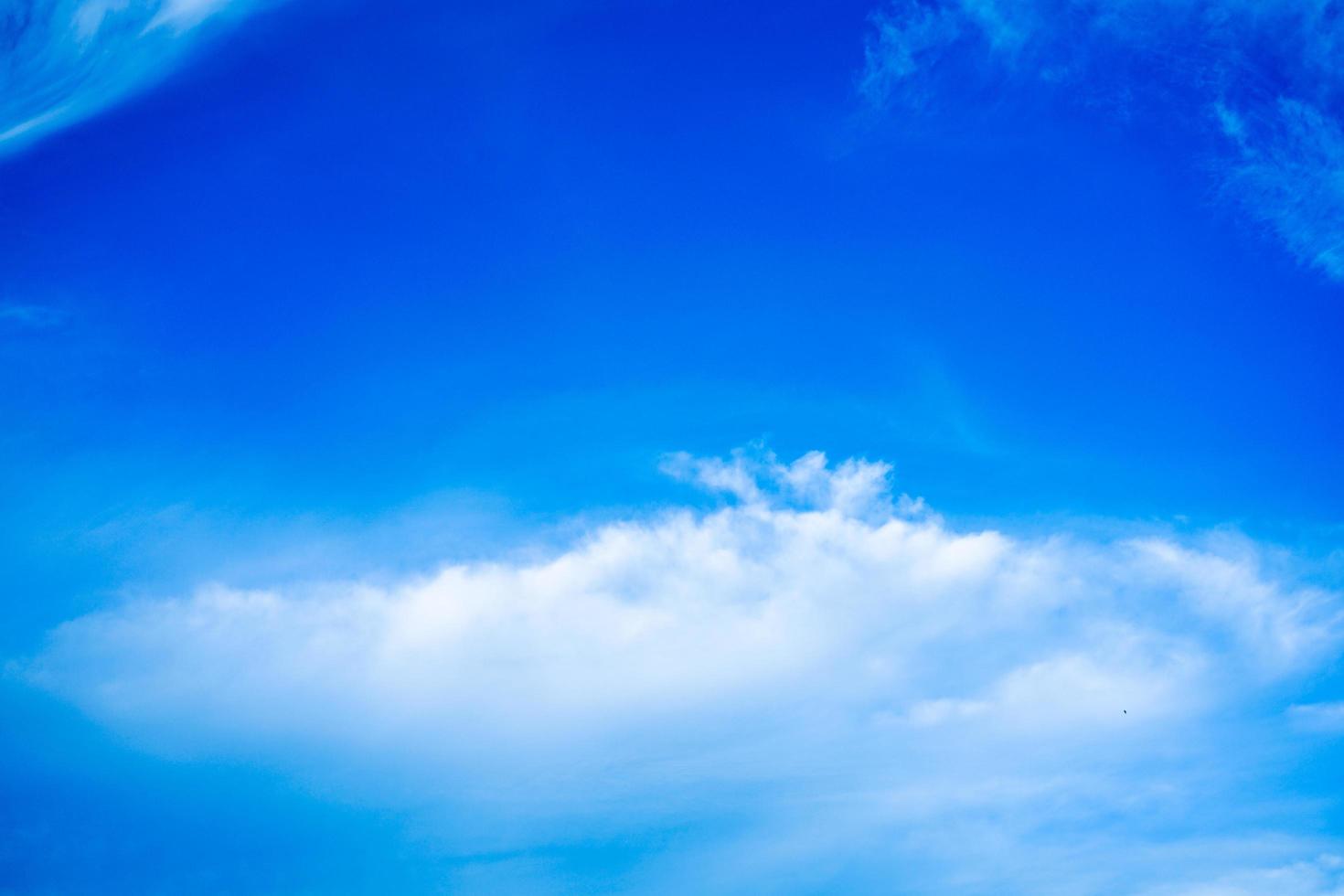 hermosas nubes blancas en el cielo azul con espacio de copia para banner o fondo de papel tapiz. concepto de libertad foto