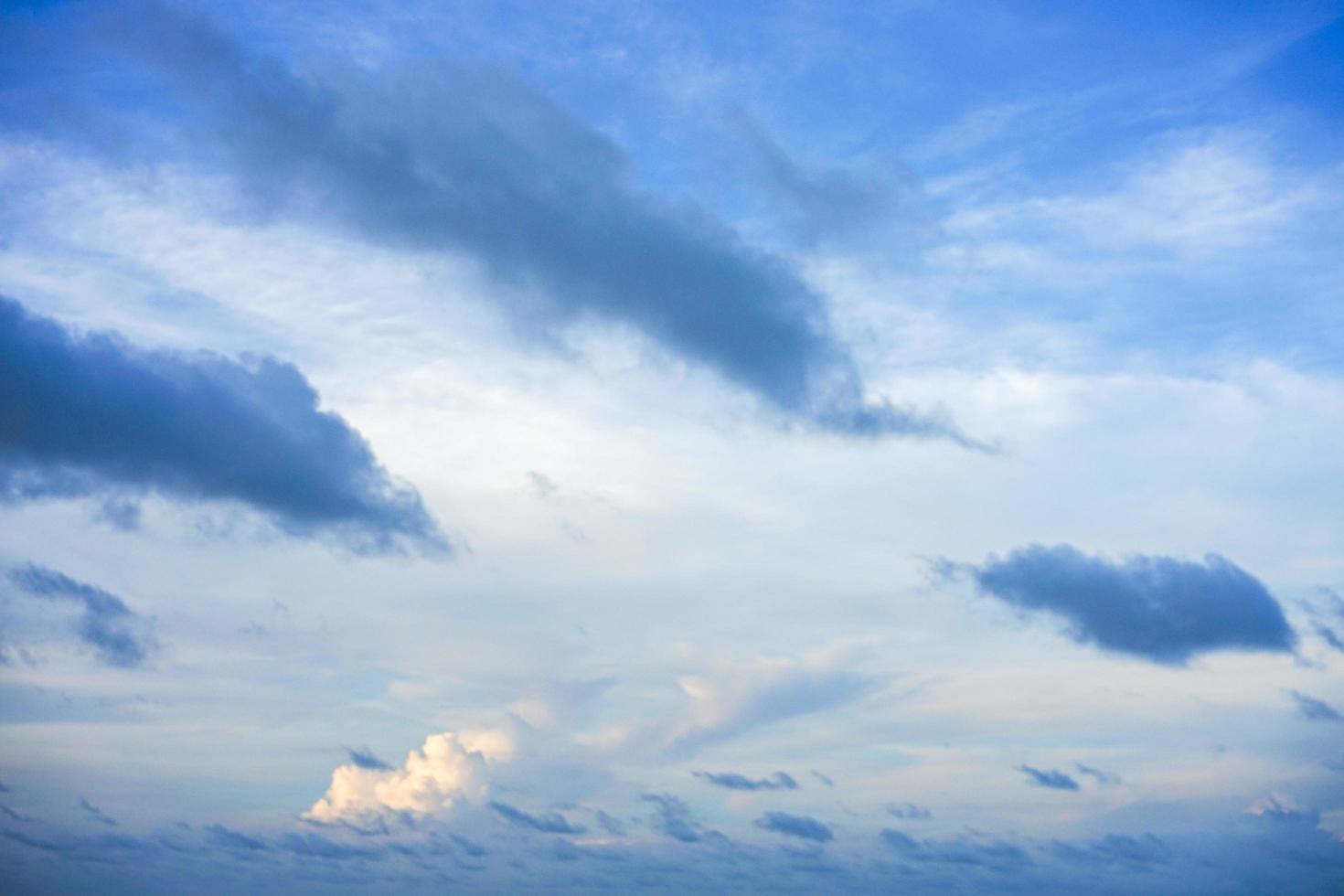 el cielo estaba sombrío, cubierto de nubes y el aire era fresco. copiar espacio para banner o fondo de pantalla foto