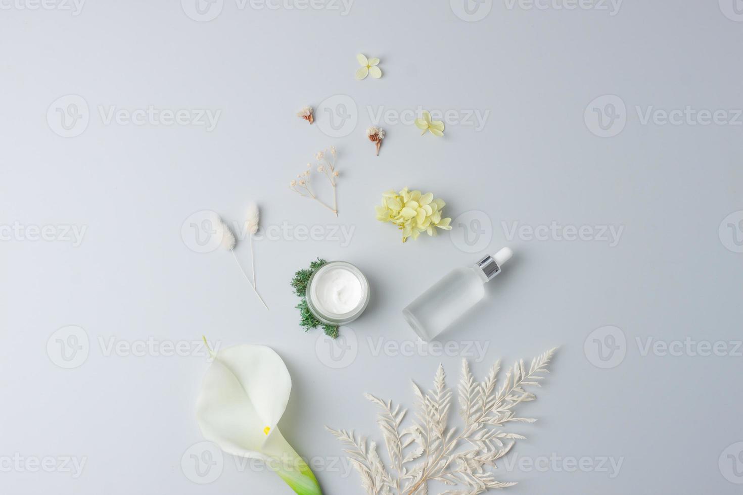 productos cosméticos para el cuidado de la piel con flores sobre fondo  gris. endecha plana, espacio de copia 12878509 Foto de stock en Vecteezy