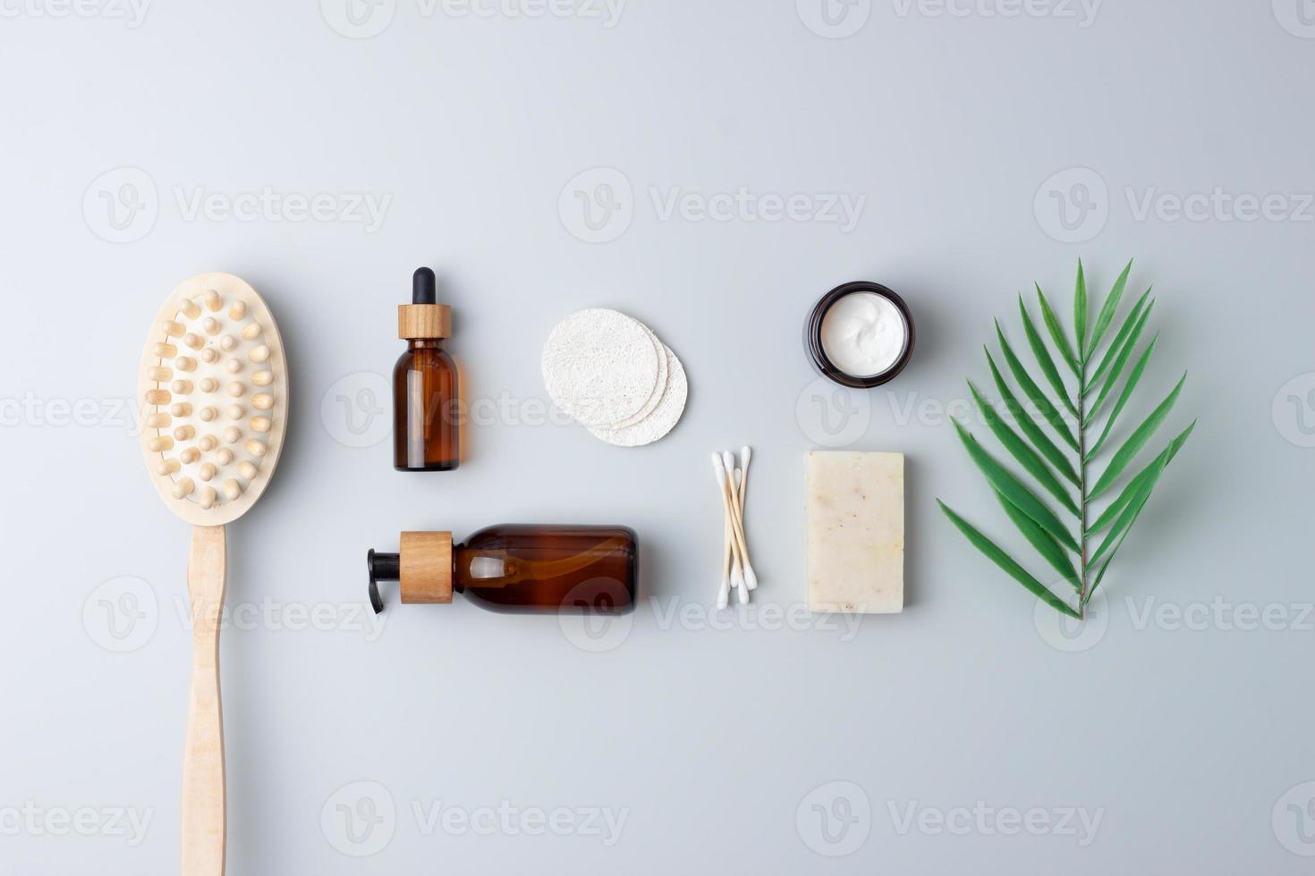 cero residuos, estilo de vida sostenible y ecológico. baño productos naturales de materiales reutilizables sobre fondo gris. endecha plana, espacio de copia foto