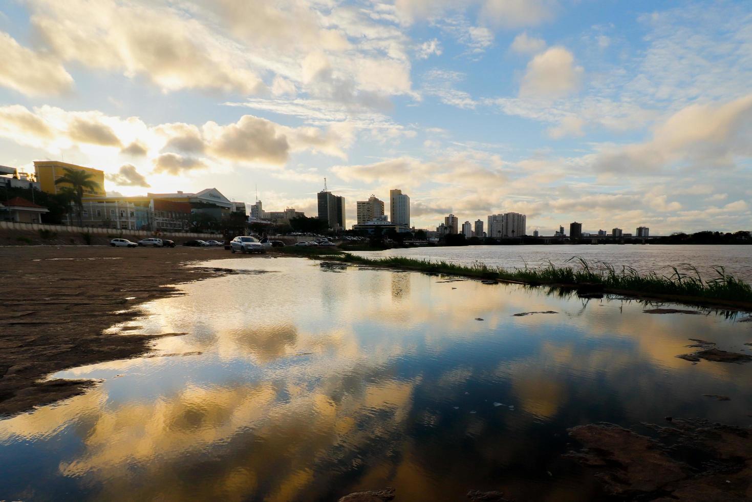 campos dos goytacazes, rj, brasil, 2021 - horizonte al atardecer junto al río paraiba foto