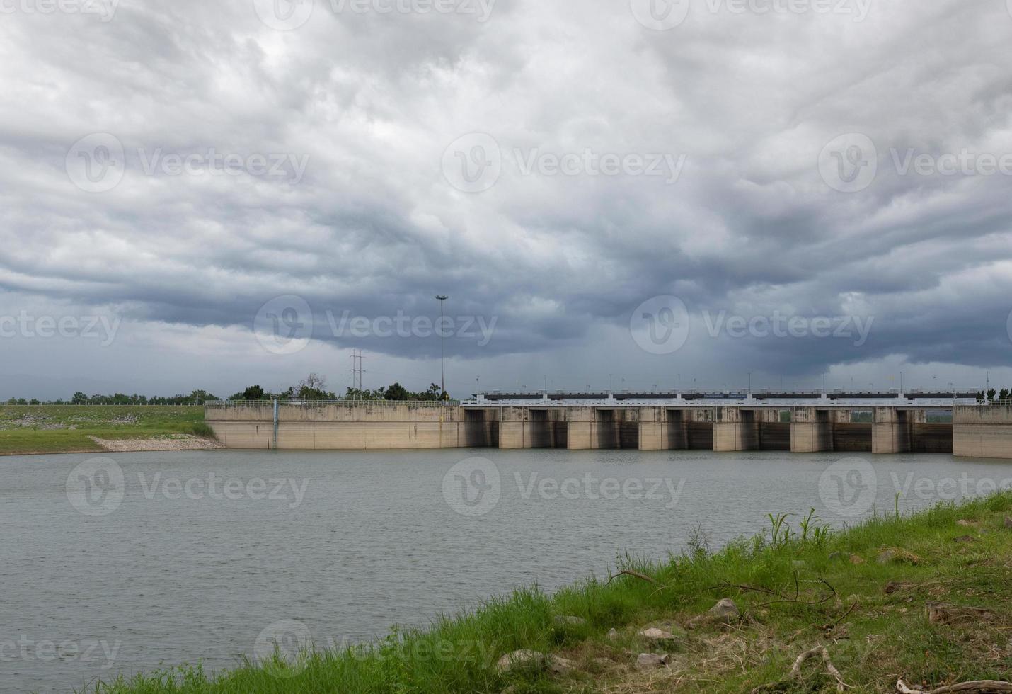 paisaje de la presa pasak chonlasit en temporada de lluvias foto