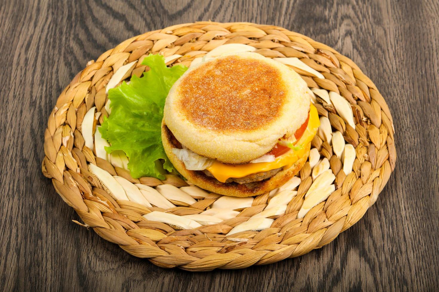 vista del plato de hamburguesa con queso foto