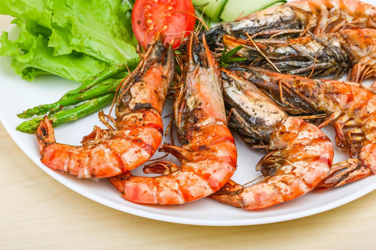 Grilled prawns dish view photo
