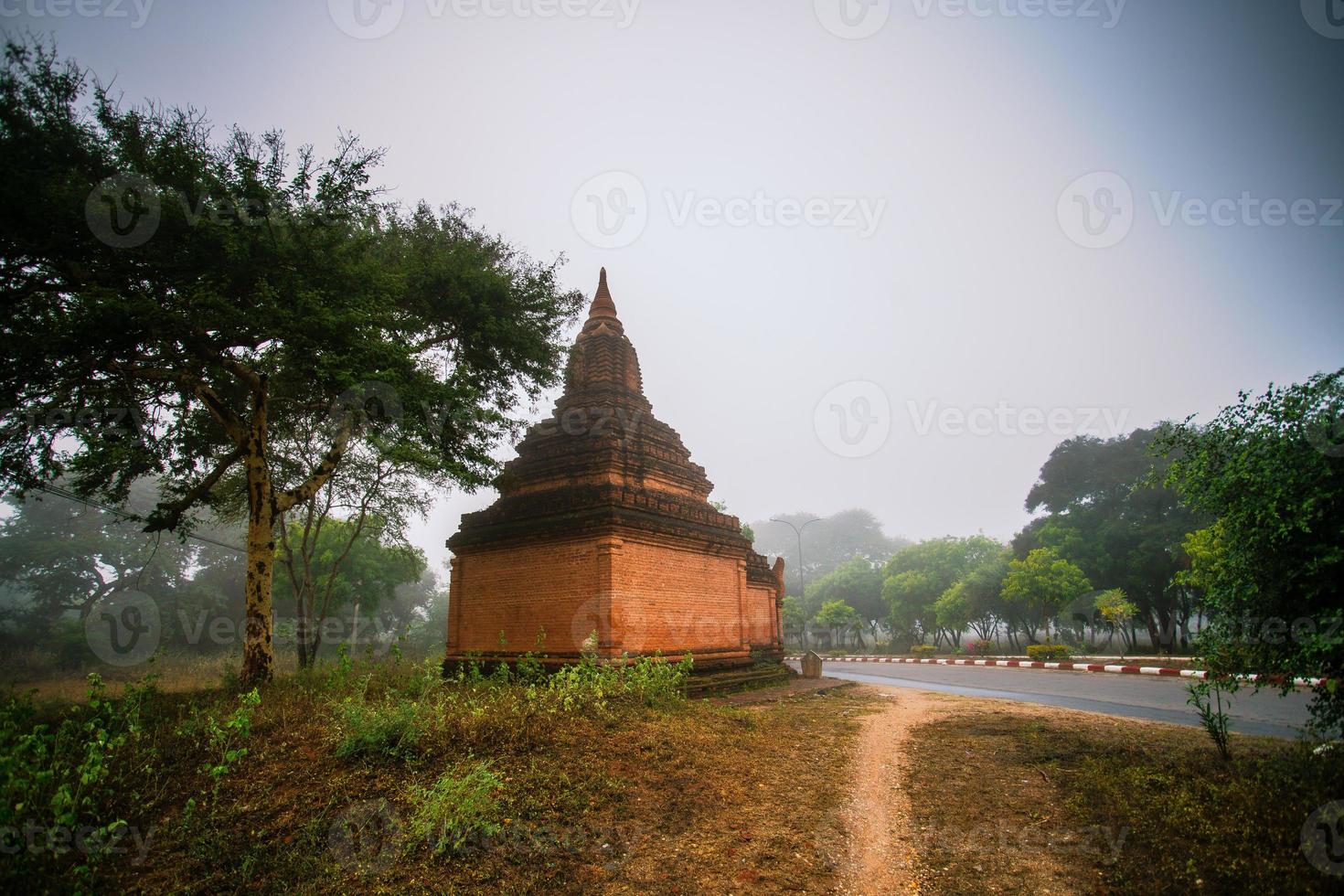 pagodas antiguas en bagan antiguo, una ciudad antigua ubicada en la región de mandalay de myanmar foto