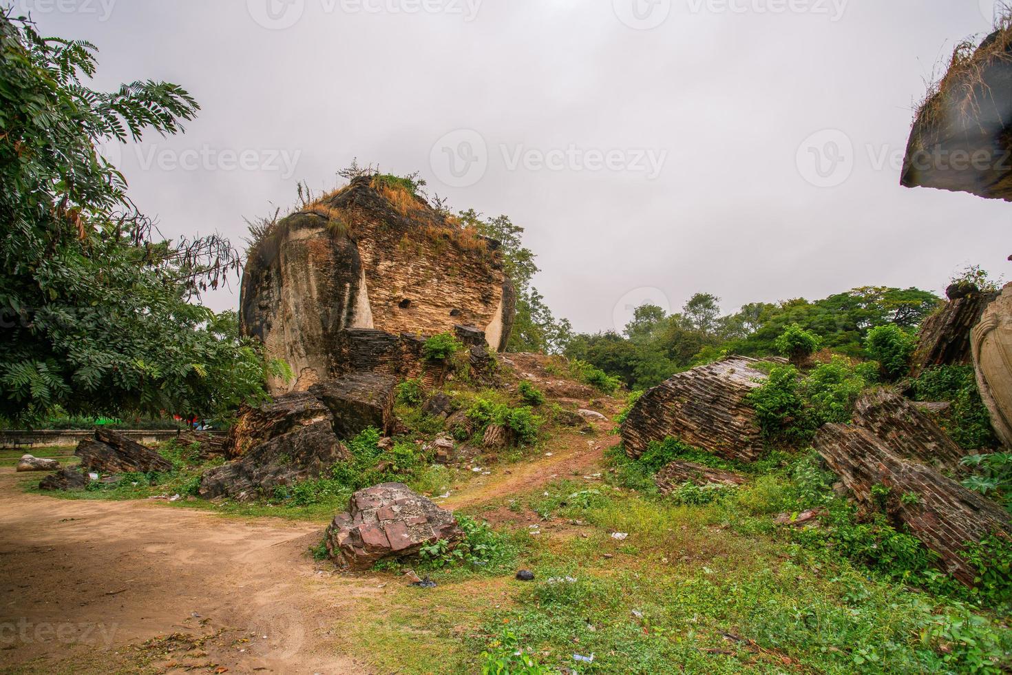 los leones de piedra en ruinas en la orilla del río irrawaddy dañados por el terremoto de 1838, mingun, región de sagaing, myanmar foto