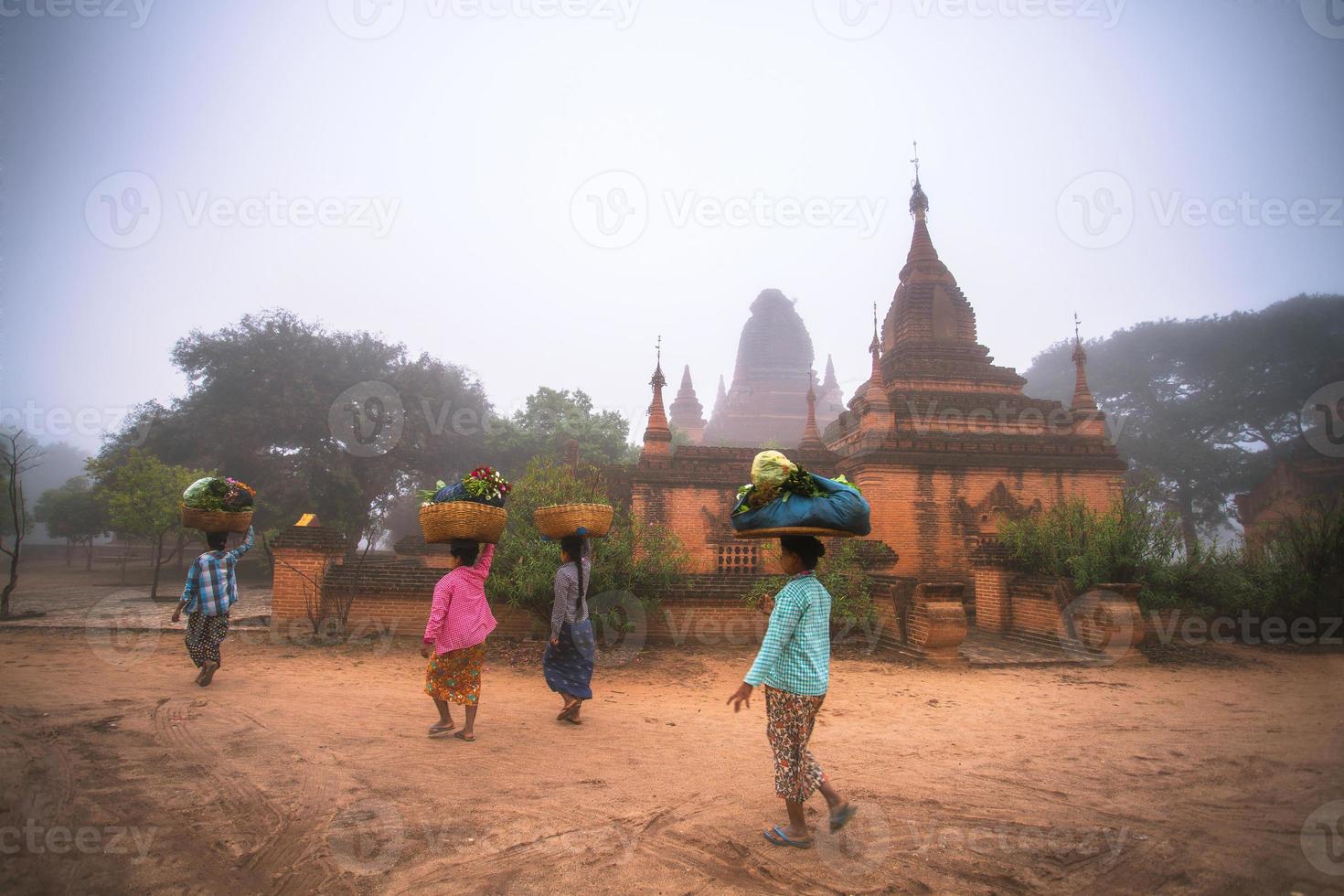 estilo de vida de la población local con las antiguas pagodas en old bagan, una ciudad antigua ubicada en la región de mandalay de myanmar foto