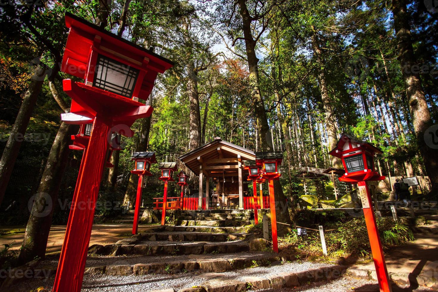 kurama, prefectura de kyoto, kansai, japón - 21 de noviembre de 2019 - los turistas visitan el santuario kibune yuinoyashiro en el monte kurama foto