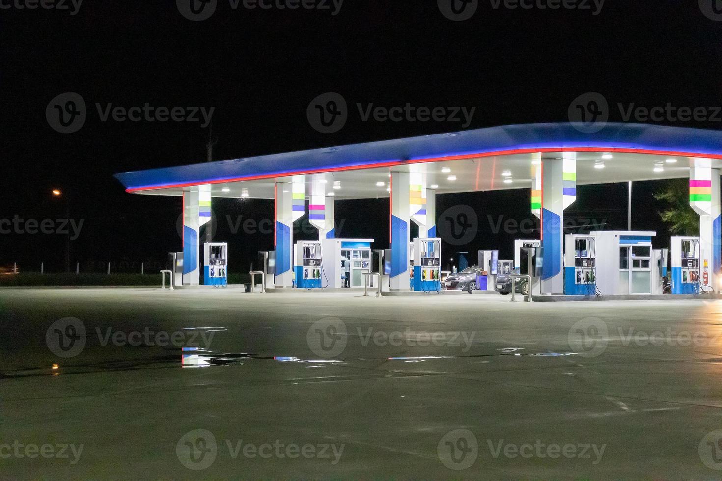 gasolinera de gasolina en la noche foto