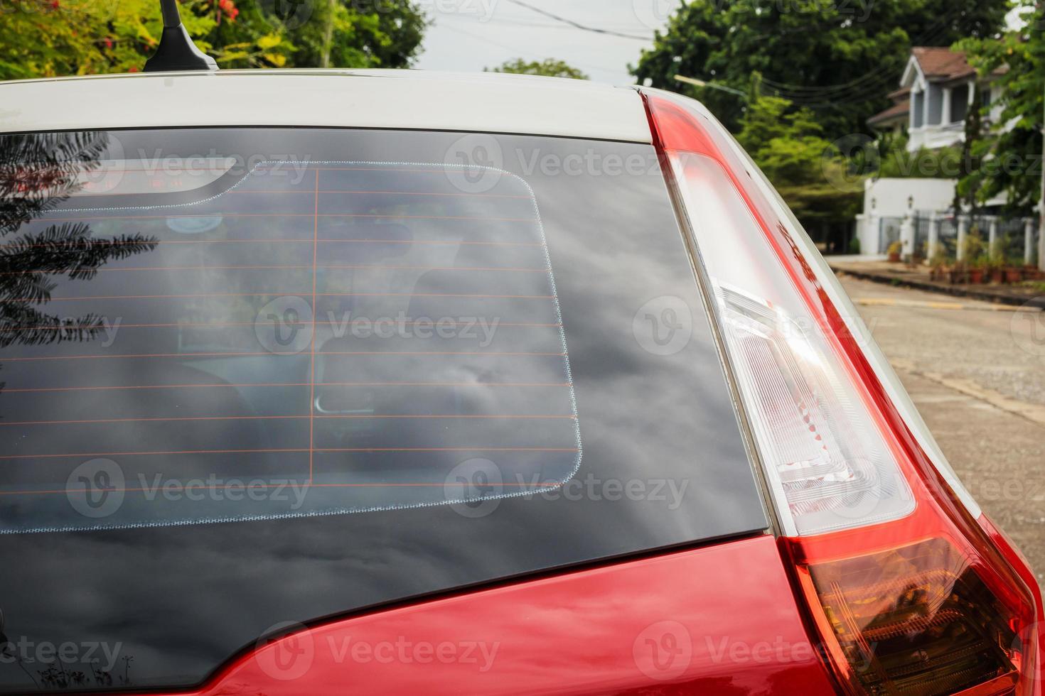 vista trasera de la ventana del coche rojo para la maqueta de la pegatina foto