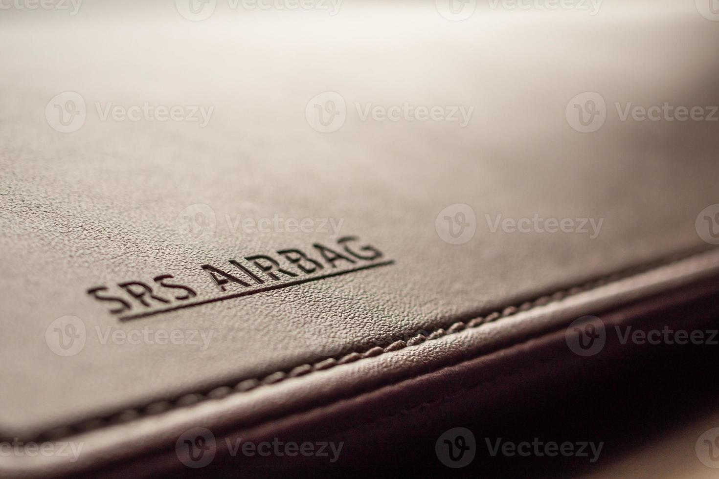 señal de seguridad del airbag en textura de cuero marrón en coche moderno foto