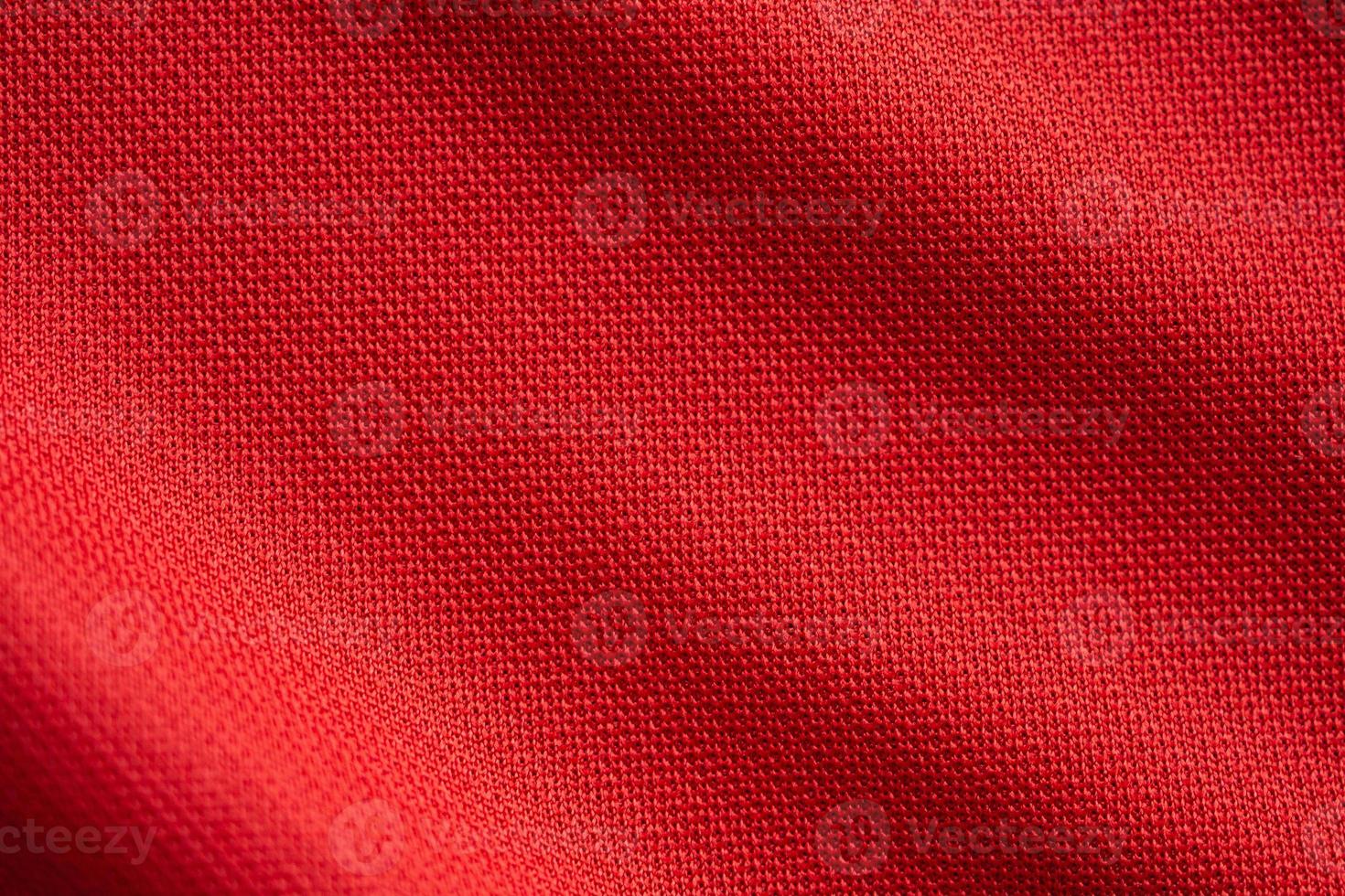 textura de camiseta de fútbol de tela de ropa deportiva roja de cerca foto