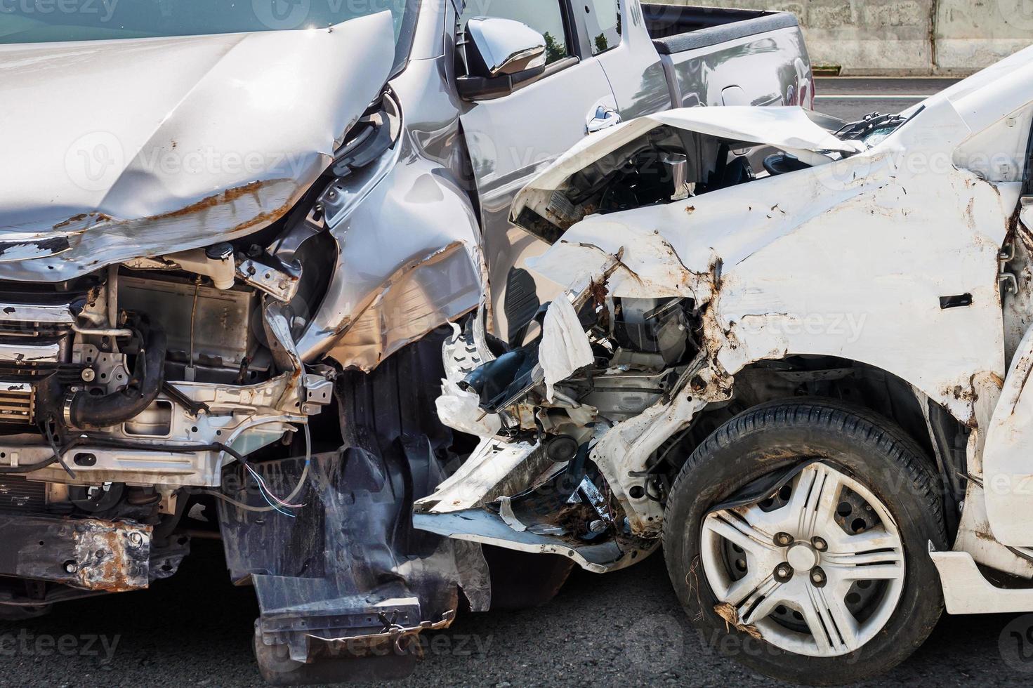 accidente automovilístico dañado por accidente en la carretera foto