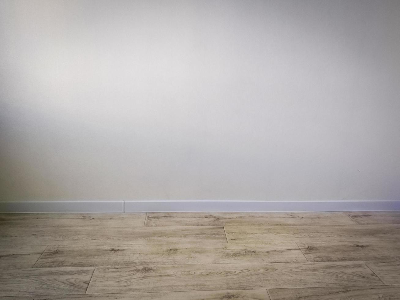 interior de la habitación vacía - pared blanca y suelo de madera foto