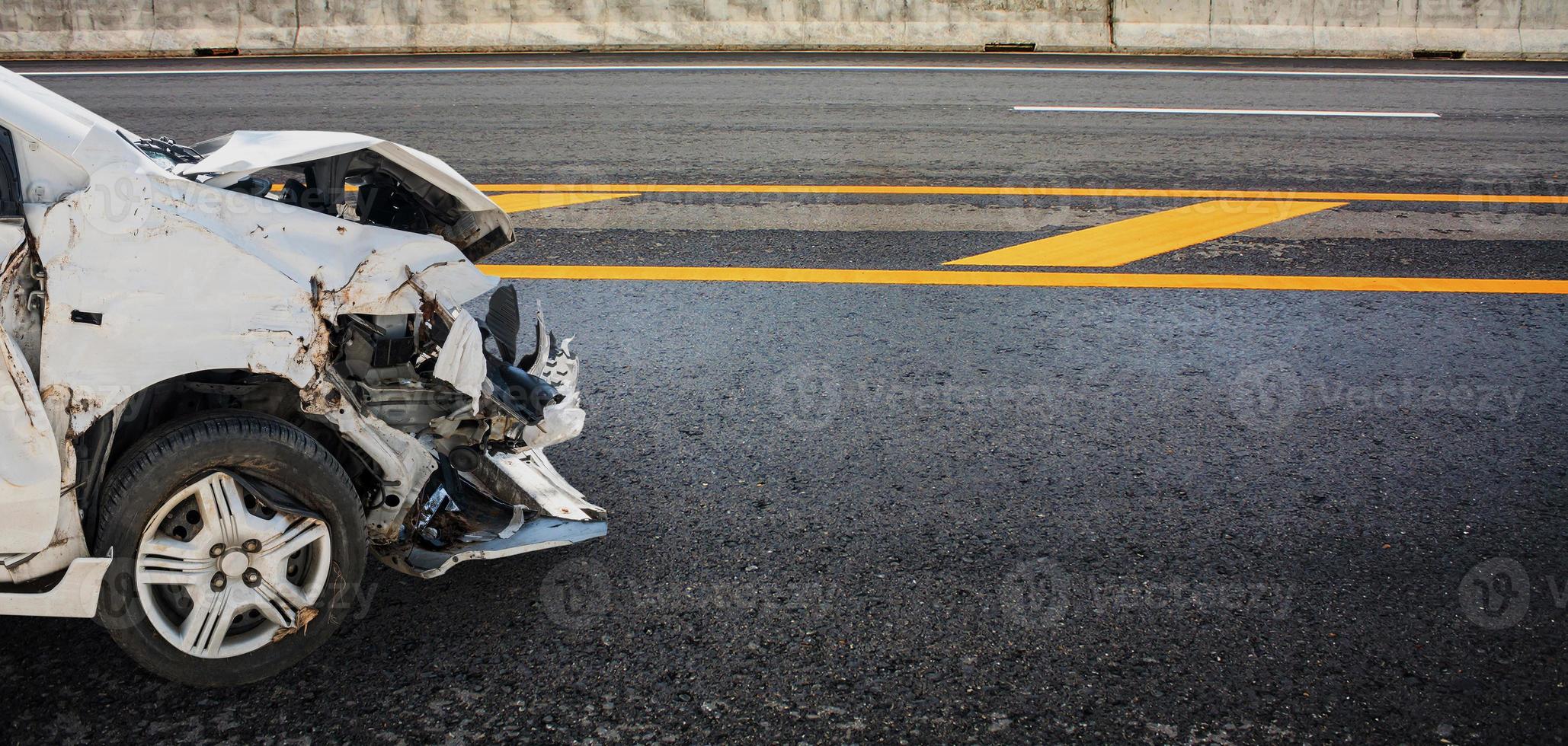 accidente automovilístico dañado por un accidente en la carretera foto