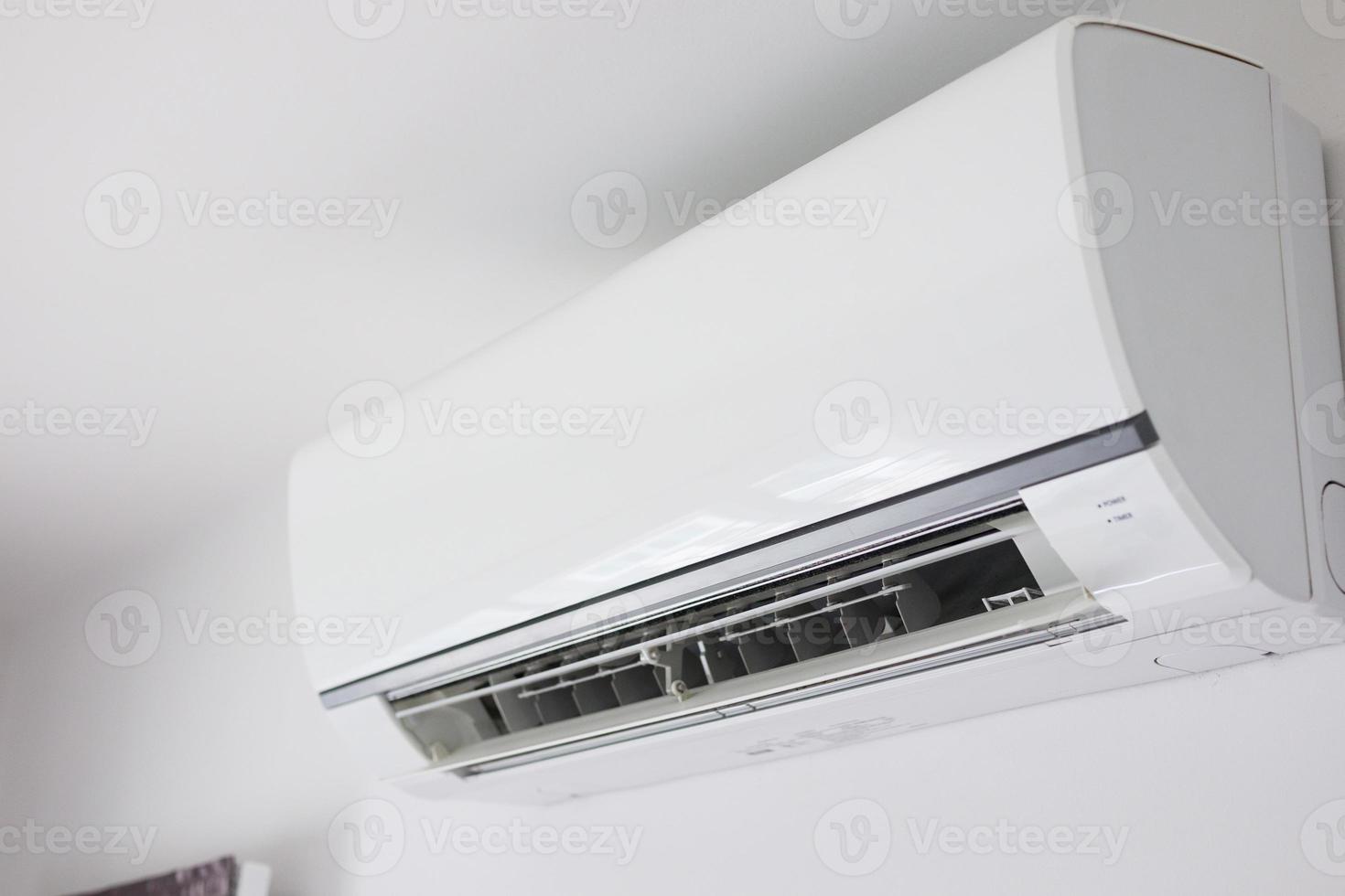 acondicionador de aire en el fondo interior de la habitación de pared blanca foto