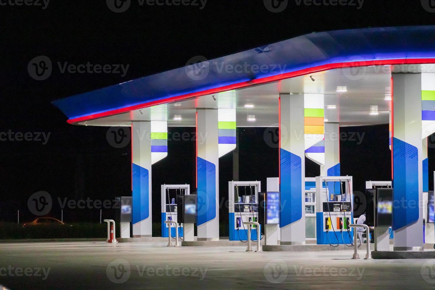 gasolinera de gasolina en la noche foto