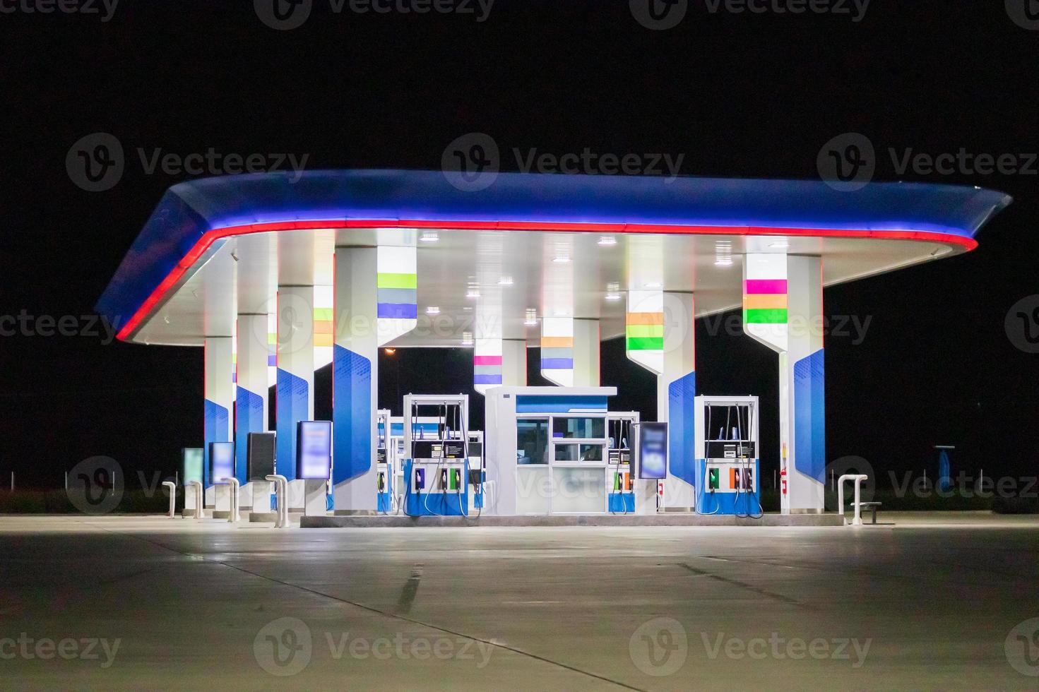 gasolinera de gasolina en la noche foto