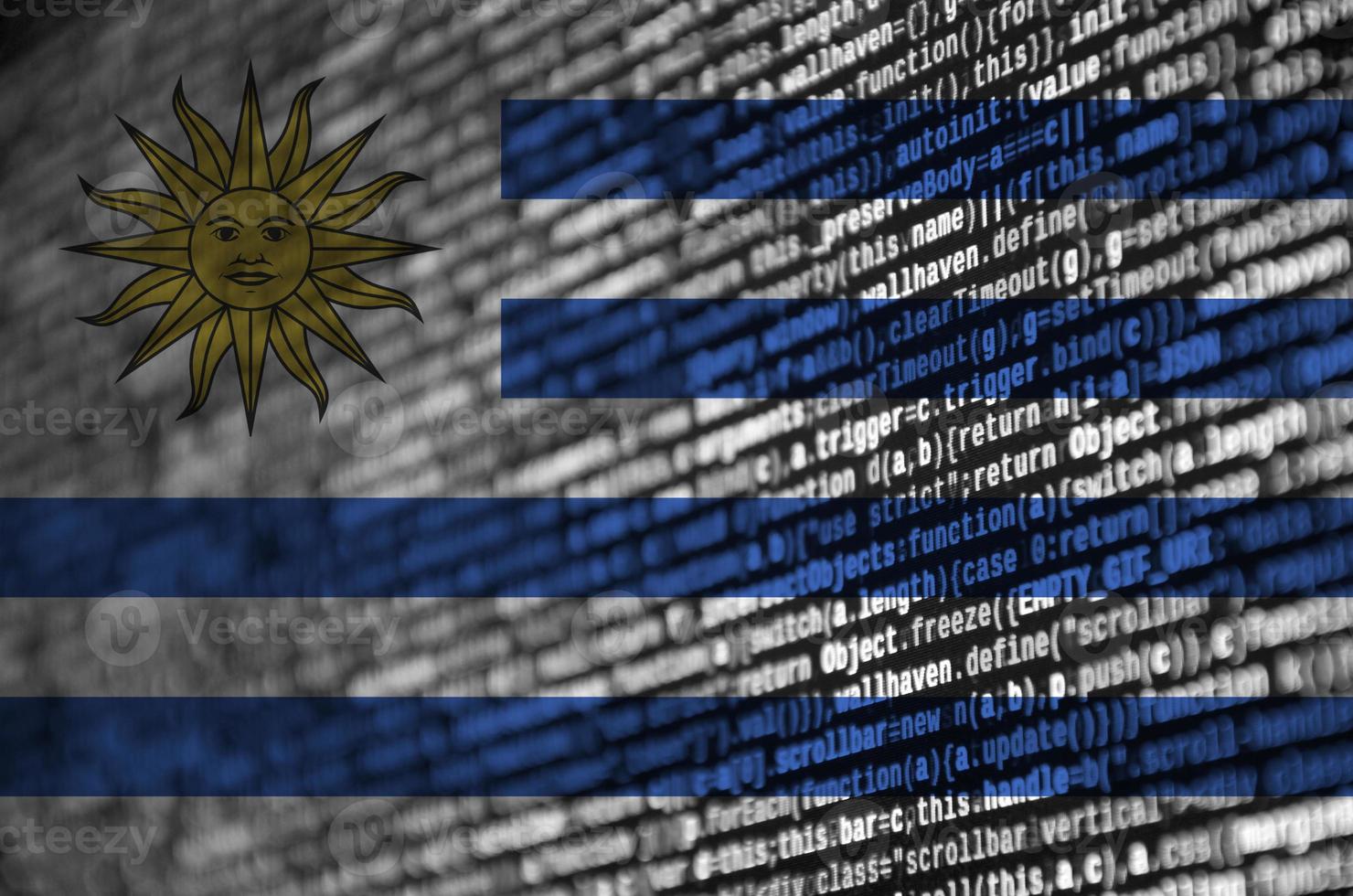 la bandera de uruguay se representa en la pantalla con el código del programa. el concepto de tecnología moderna y desarrollo de sitios foto