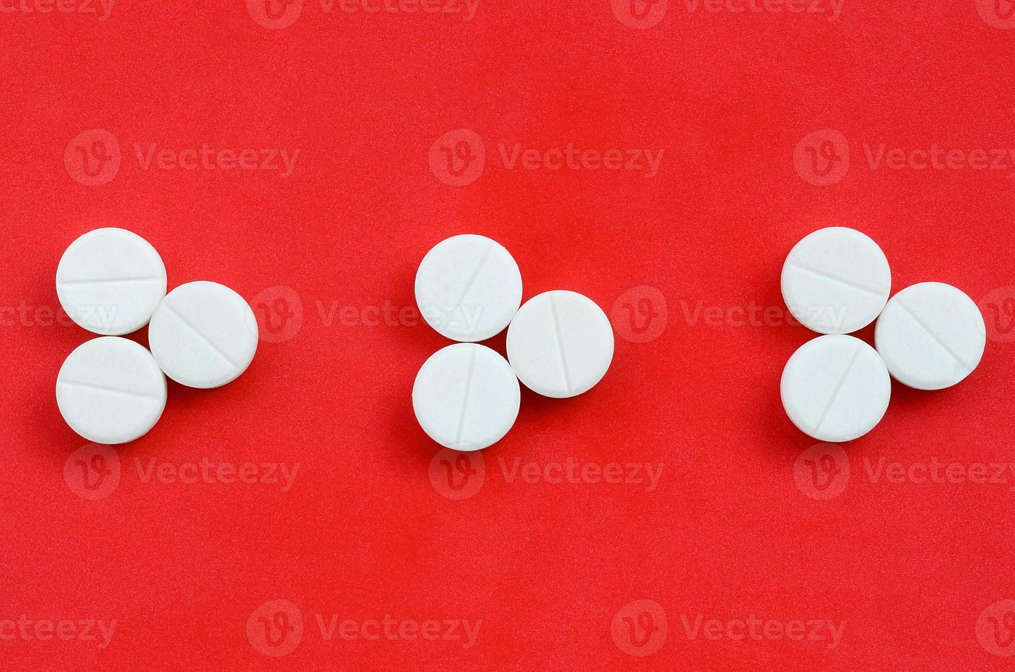 Ark Snestorm Præsident Several white tablets lie on a bright red background in the form of three  triangular arrows. Background image on medicine and pharmaceutical topics  12887207 Stock Photo at Vecteezy