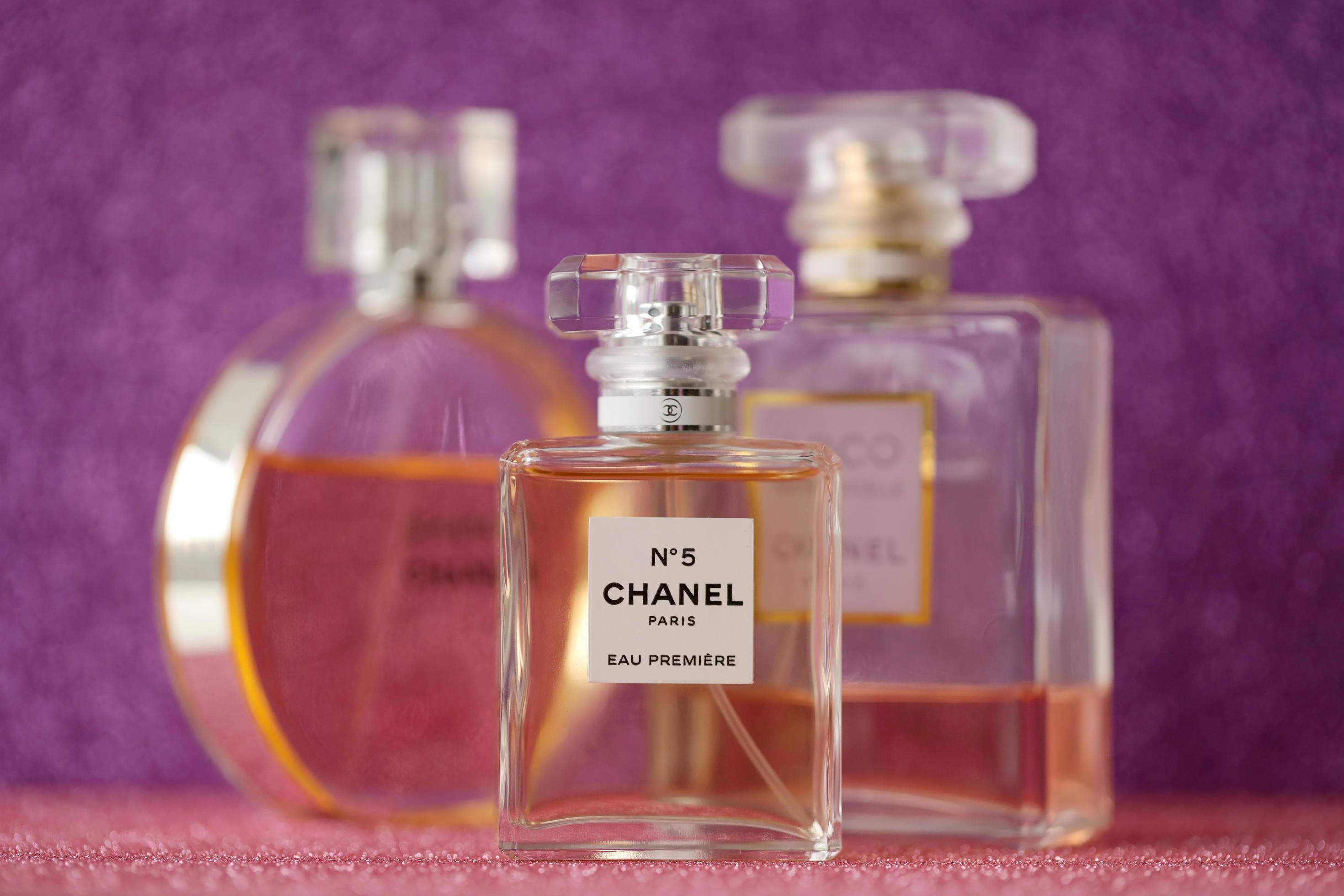 TERNOPIL, UKRAINE - SEPTEMBER 2, 2022 Chanel Number 5 Eau Premiere  worldwide famous french perfume bottle among other perfumes on shiny  glitter background in purple colors 12887368 Stock Photo at Vecteezy