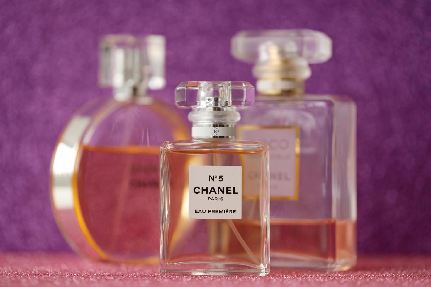 ternopil, ucrania - 2 de septiembre de 2022 chanel chance mundialmente  famosa botella de perfume francés sobre fondo brillante en colores púrpura  11628099 Foto de stock en Vecteezy