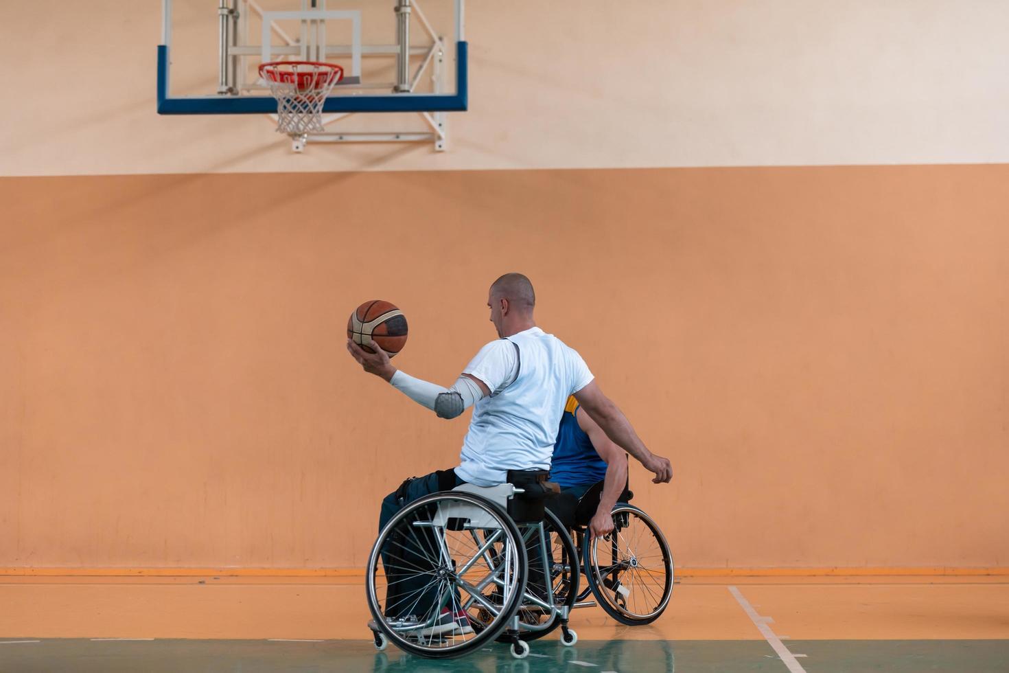 una foto de un veterano de guerra jugando baloncesto con un equipo en un estadio deportivo moderno. el concepto de deporte para personas con discapacidad