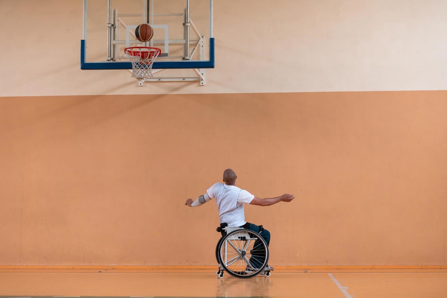 una foto de un veterano de guerra jugando baloncesto en un estadio deportivo moderno. el concepto de deporte para personas con discapacidad