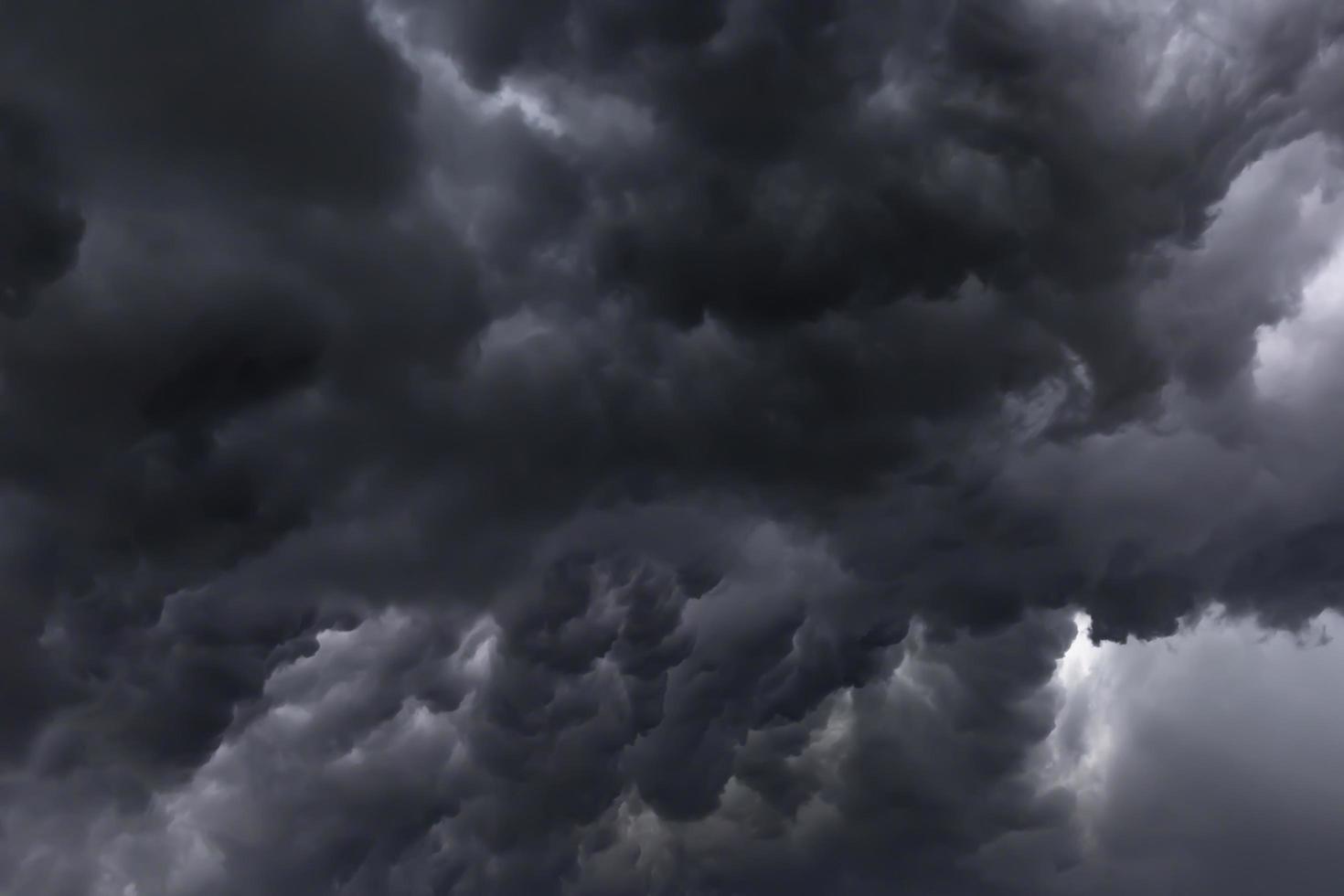 nube de tormenta oscura antes del fuerte trueno dramático para el concepto de clima y meteorología foto