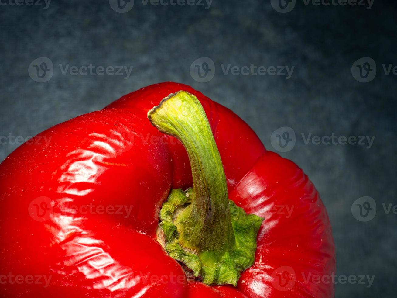 pimiento rojo sobre un fondo negro. cosecha en la mesa. foto