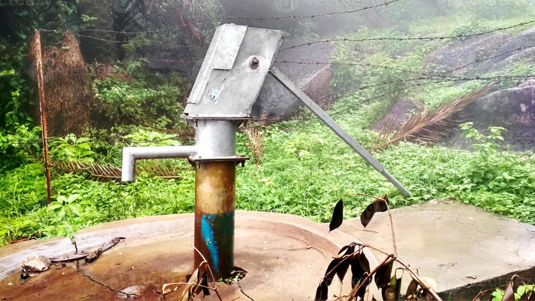 bomba de mano utilizada especialmente en el pueblo rural. es muy barato y la mejor máquina para cumplir con el agua doméstica foto