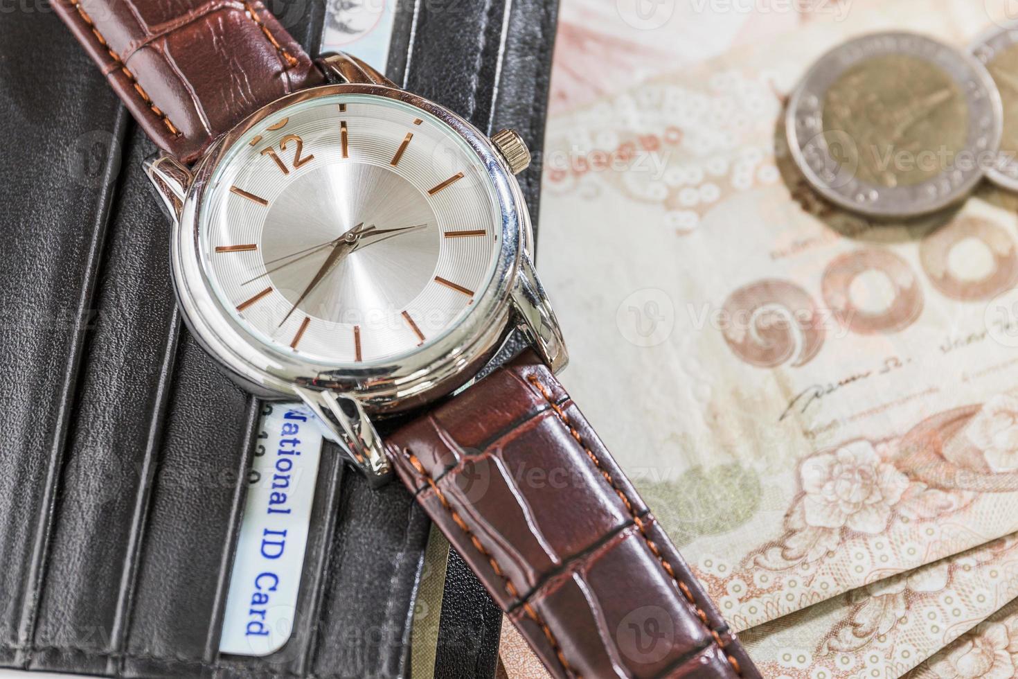 reloj y billetera en billete foto