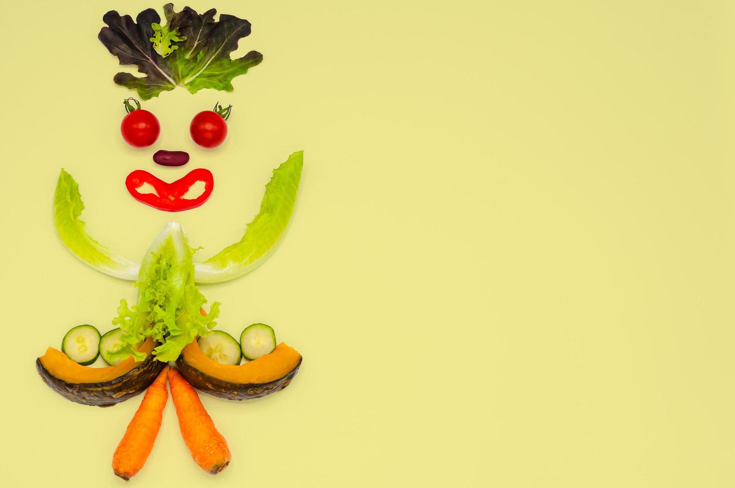 conjunto de frutas y verduras como mujeres felices por un concepto de comida saludable. foto