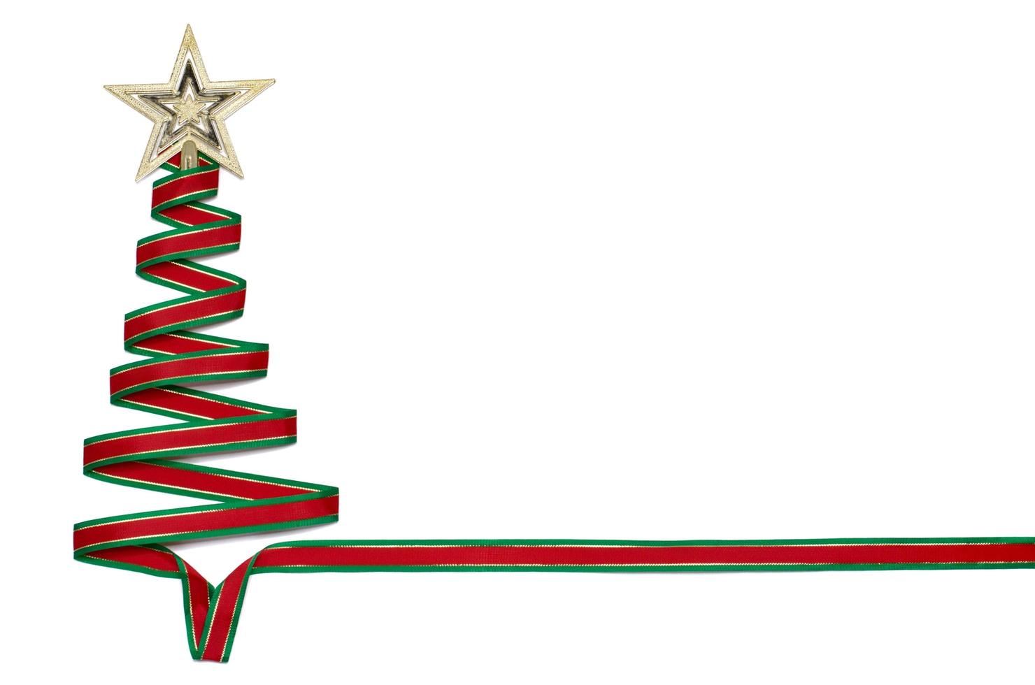 árbol de navidad hecho de cinta de color verde y rojo con adorno de estrella en la parte superior aislado sobre fondo de color blanco. foto