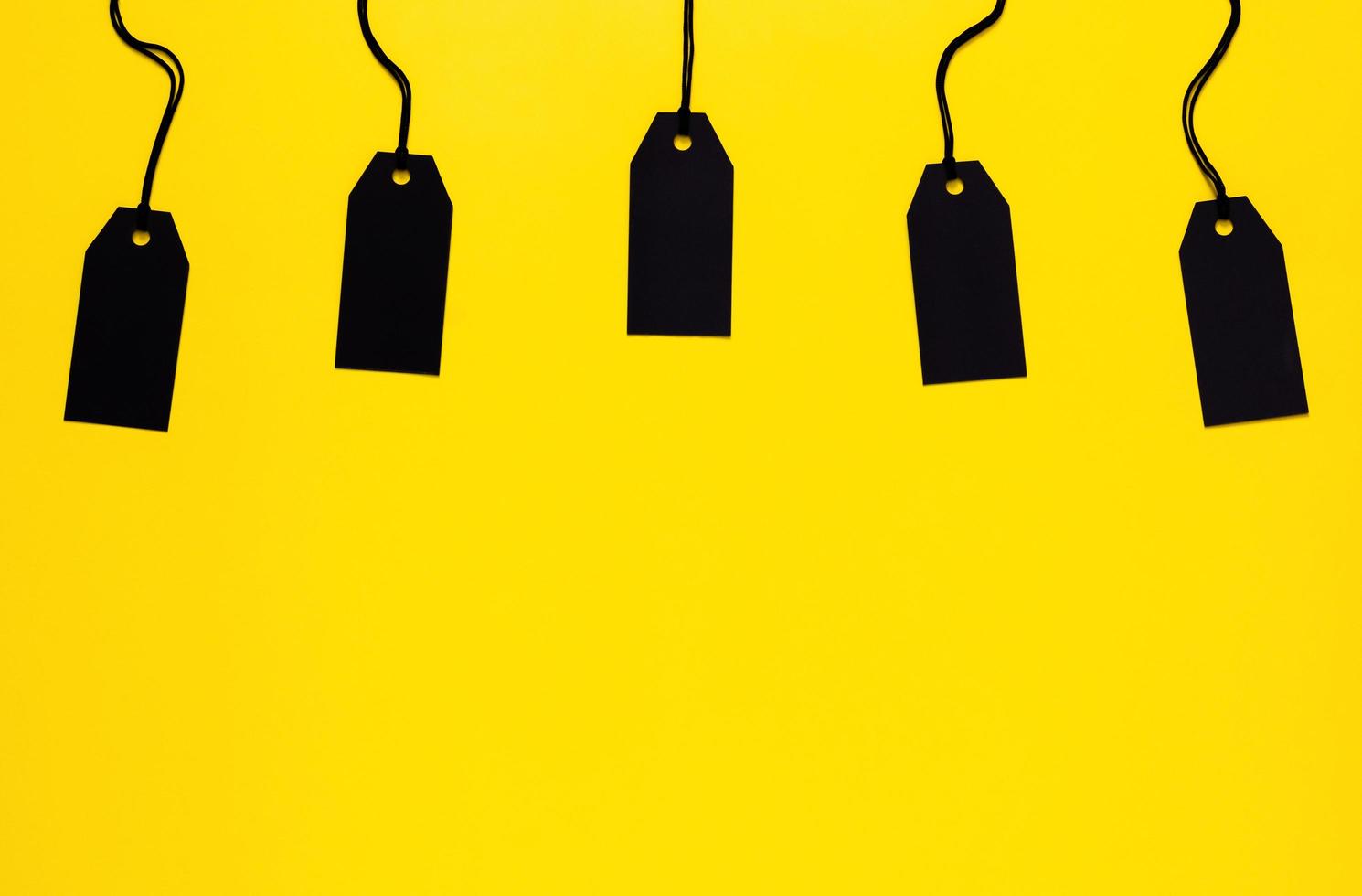 etiquetas de precio negras en blanco sobre fondo amarillo para el concepto de viernes negro y lunes cibernético. foto