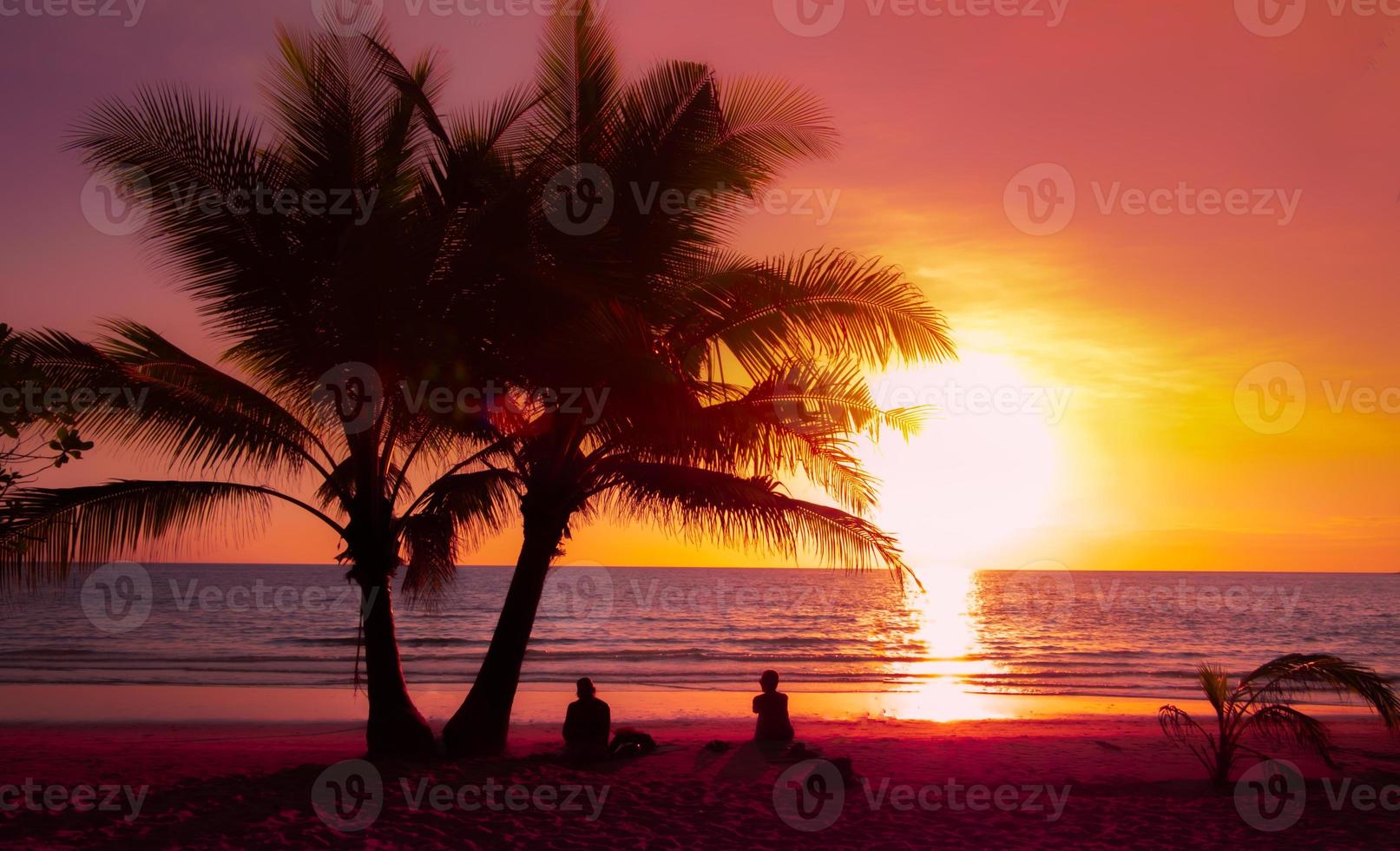 silueta de una hermosa puesta de sol en la playa con palmeras para viajar en vacaciones, tiempo de relajación, como verano foto