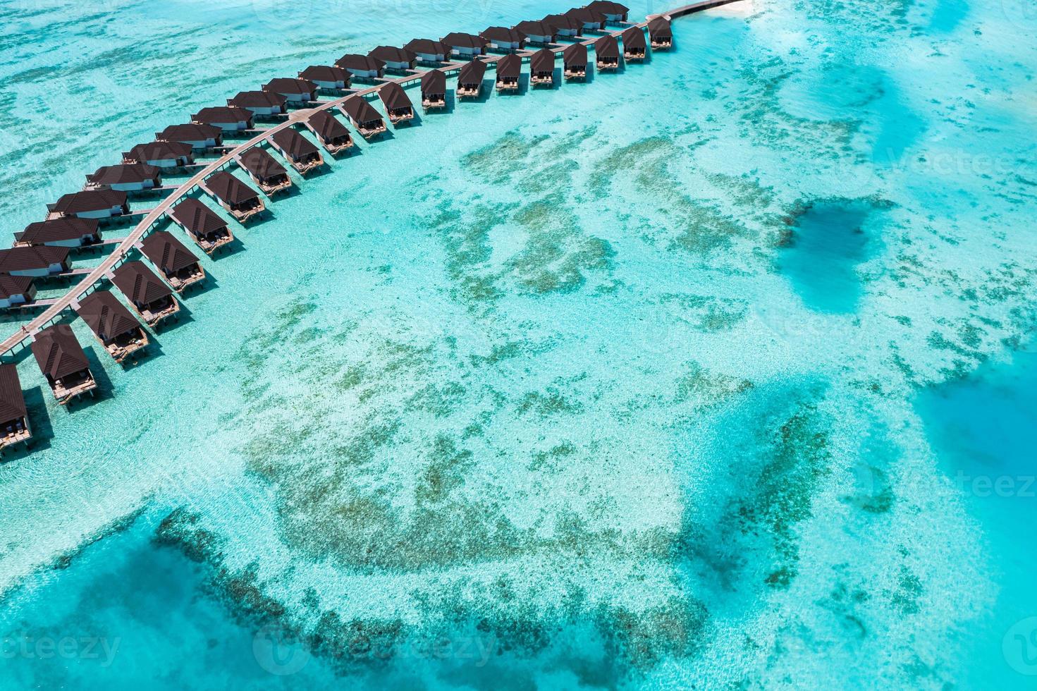 hermoso paraíso de maldivas. paisaje de viaje aéreo tropical, paisaje marino con puente de madera, villas de agua, increíble playa de cielo de arena de mar, naturaleza de isla tropical. turismo exótico destino vacaciones de verano foto