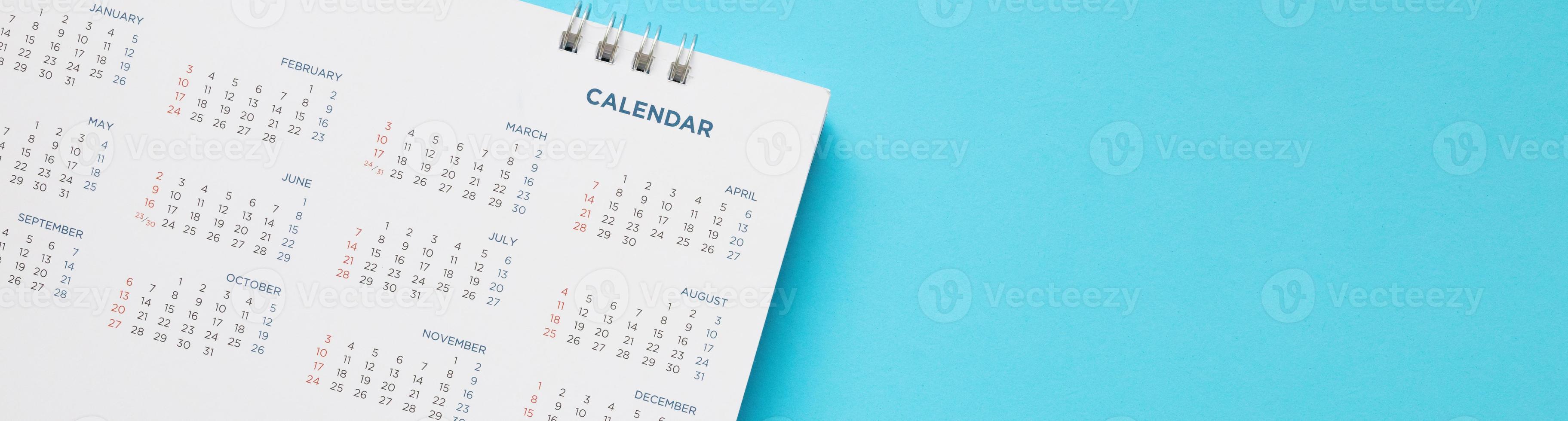 primer plano de la página del calendario sobre fondo azul concepto de reunión de cita de planificación empresarial foto