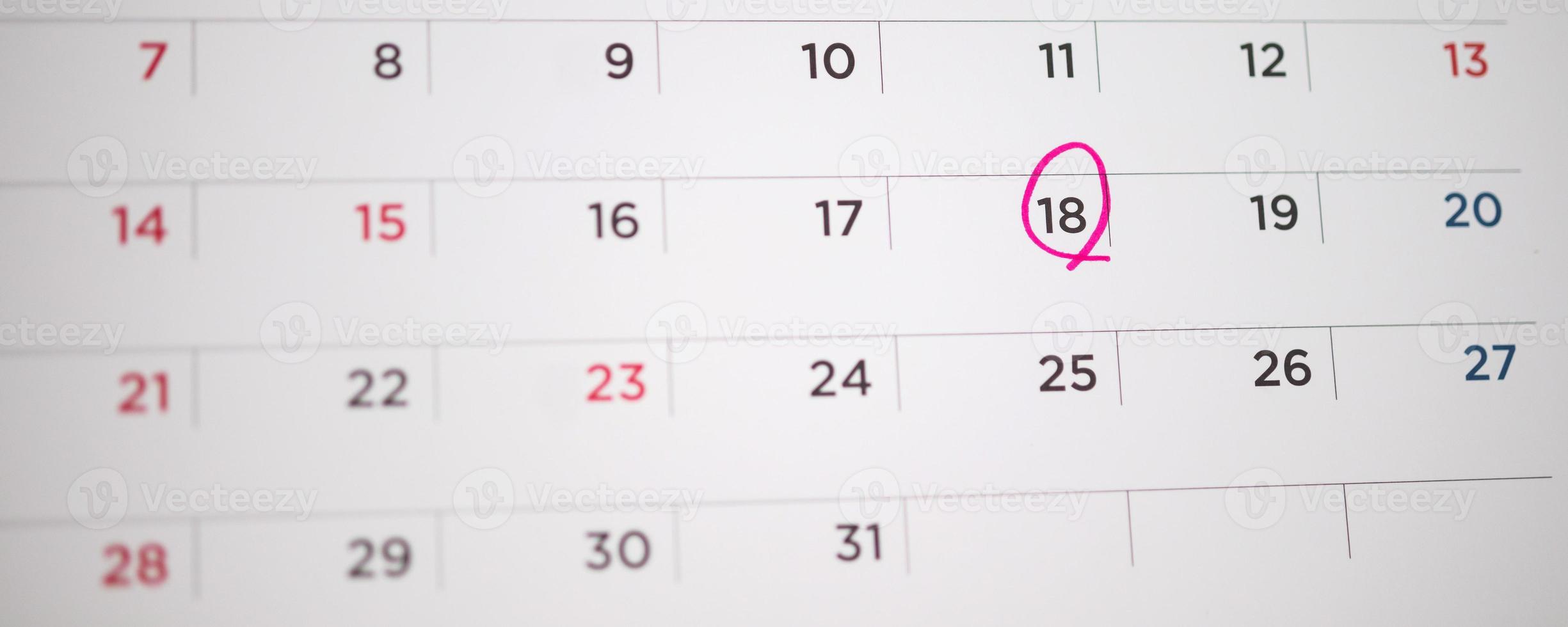 marca de círculo rojo a las 18 en la fecha del calendario concepto de reunión de cita de planificación empresarial foto