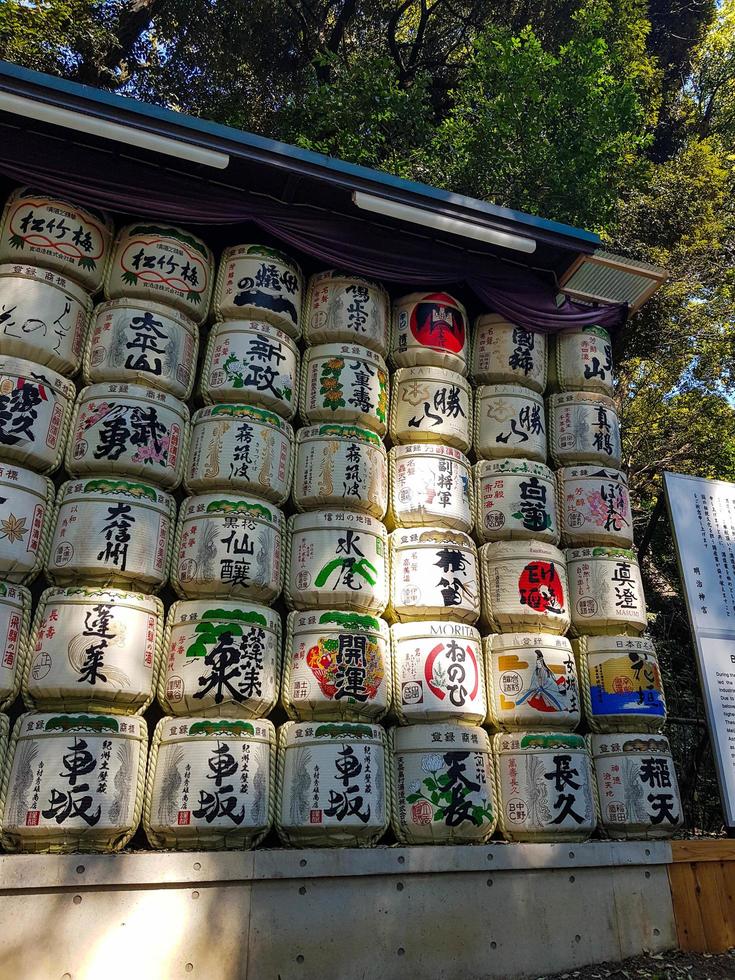 tokio, japón el 15 de abril de 2019. una fila de barriles de sake japonés bebe en meiji jingu foto