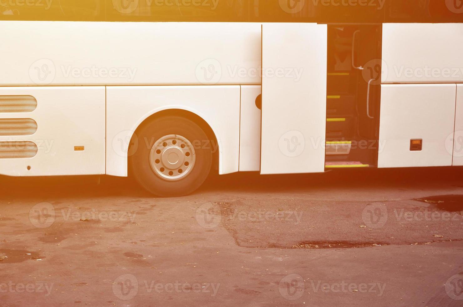 autobús turístico blanco para excursiones. el autobús está estacionado en un estacionamiento cerca del parque foto