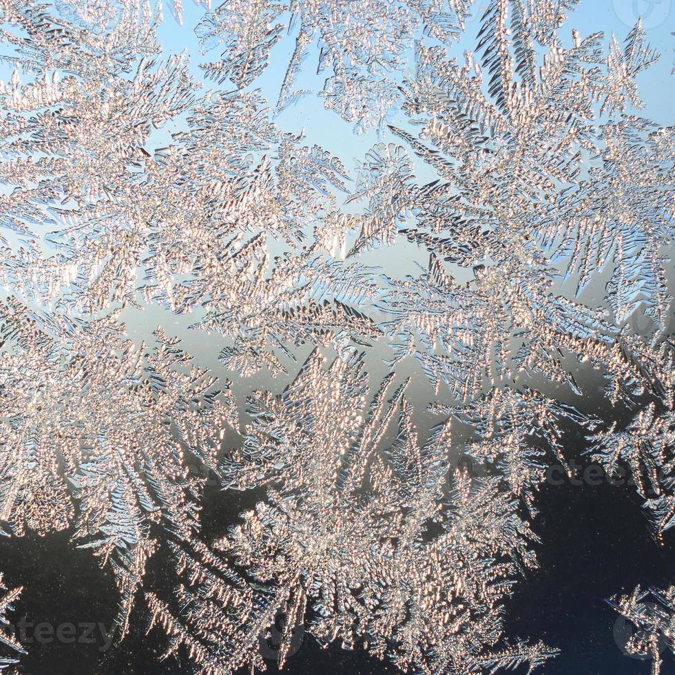 copos de nieve escarcha escarcha macro en el cristal de la ventana foto