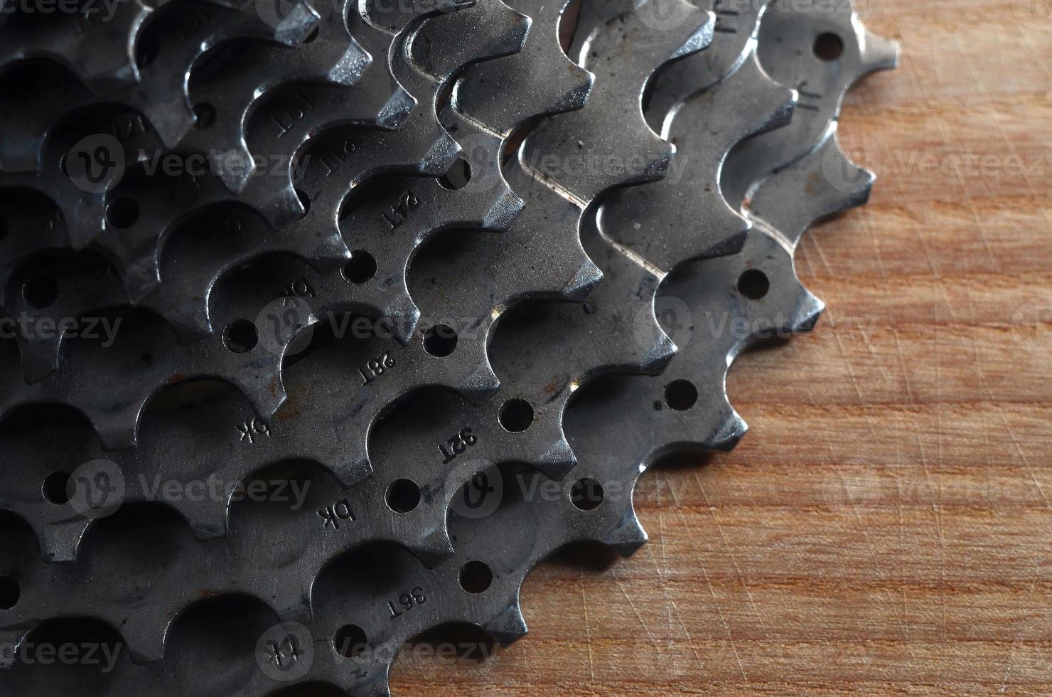 rueda dentada trasera de una bicicleta de montaña sobre una mesa de madera en una tienda de bicicletas foto