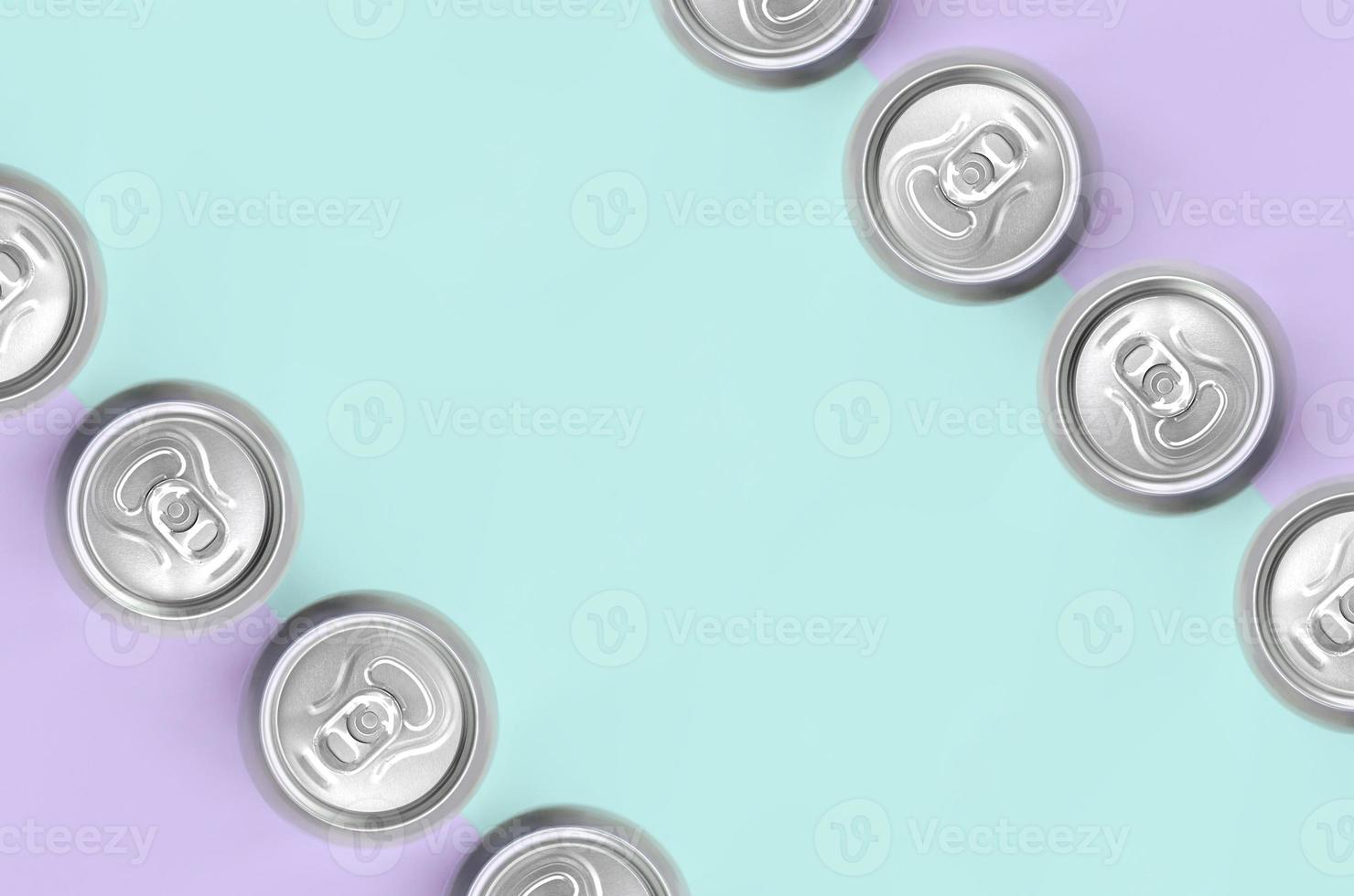 muchas latas de cerveza metálicas sobre fondo de textura de papel de colores violeta pastel y azul de moda en concepto mínimo foto