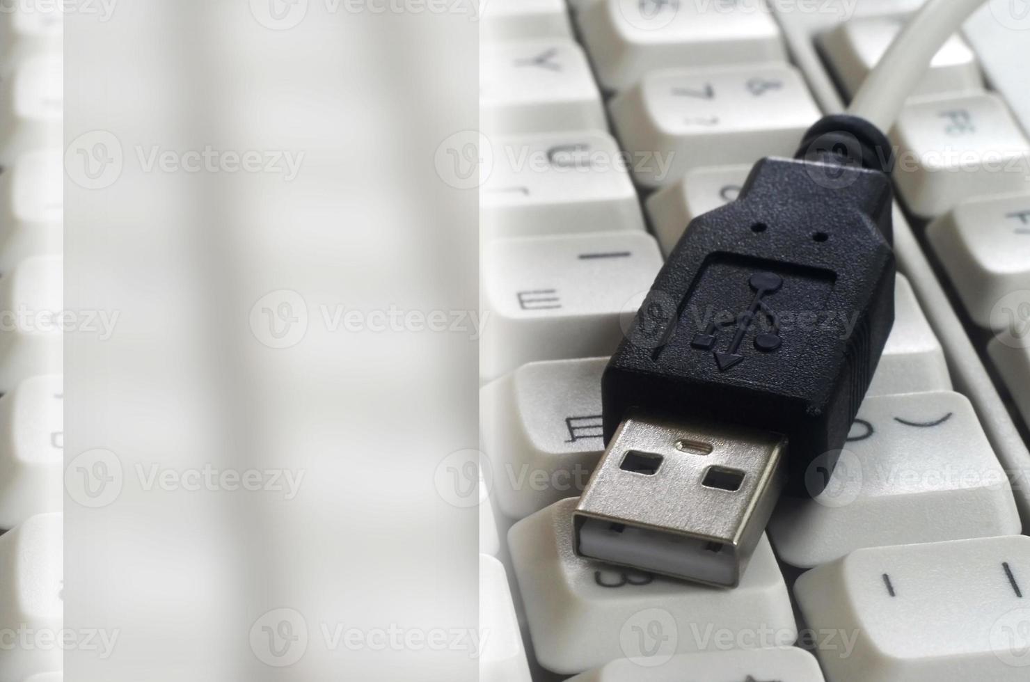 entrada usb negra en el teclado de computadora clásico blanco con diseño en inglés y ruso con campo de espacio de copia foto